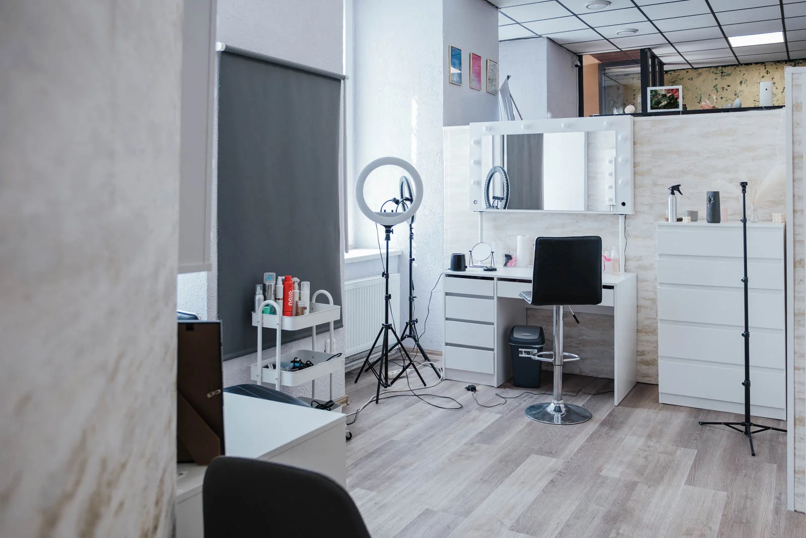 Manikúra a pedikúra i s masáží rukou či nohou, lakováním a modeláží