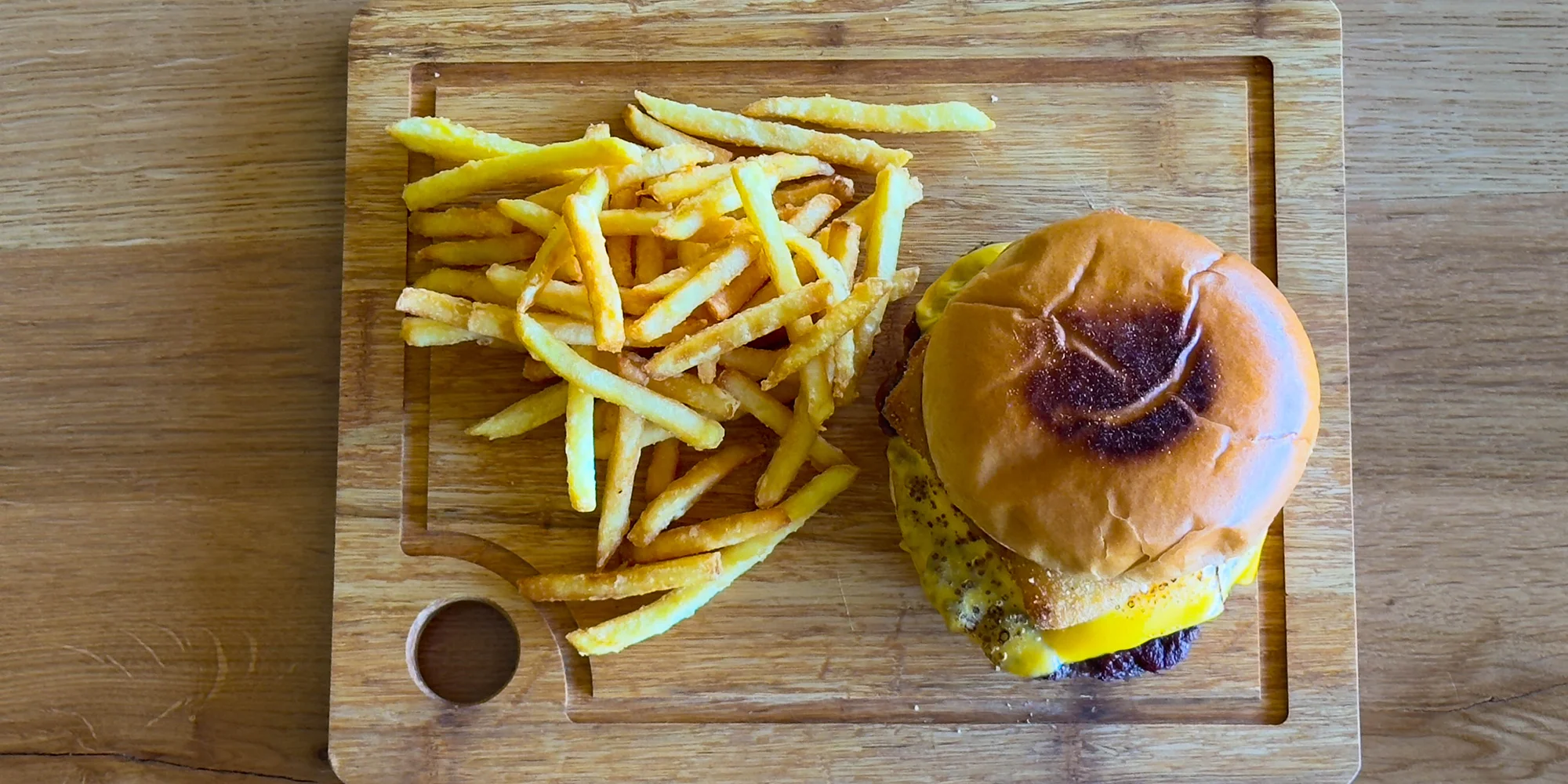 Hardcore burger s hovězím a smažákem, hranolky pro 1 nebo 2 osoby
