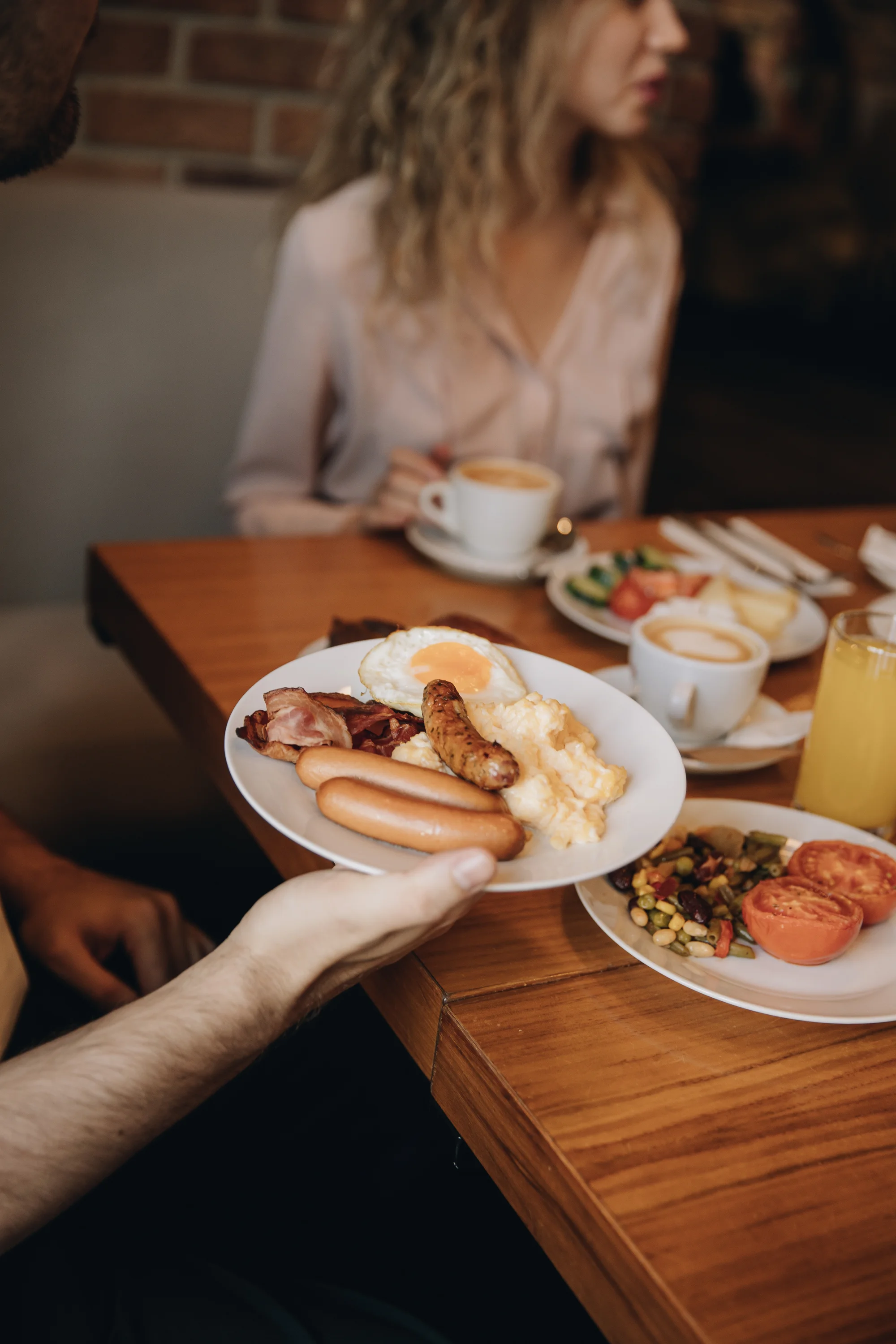 Neomezená snídaně v Holešovicích pro 1 i 2 osoby: ovoce a zelenina, müsli, uzeniny, vajíčka, káva i džusy