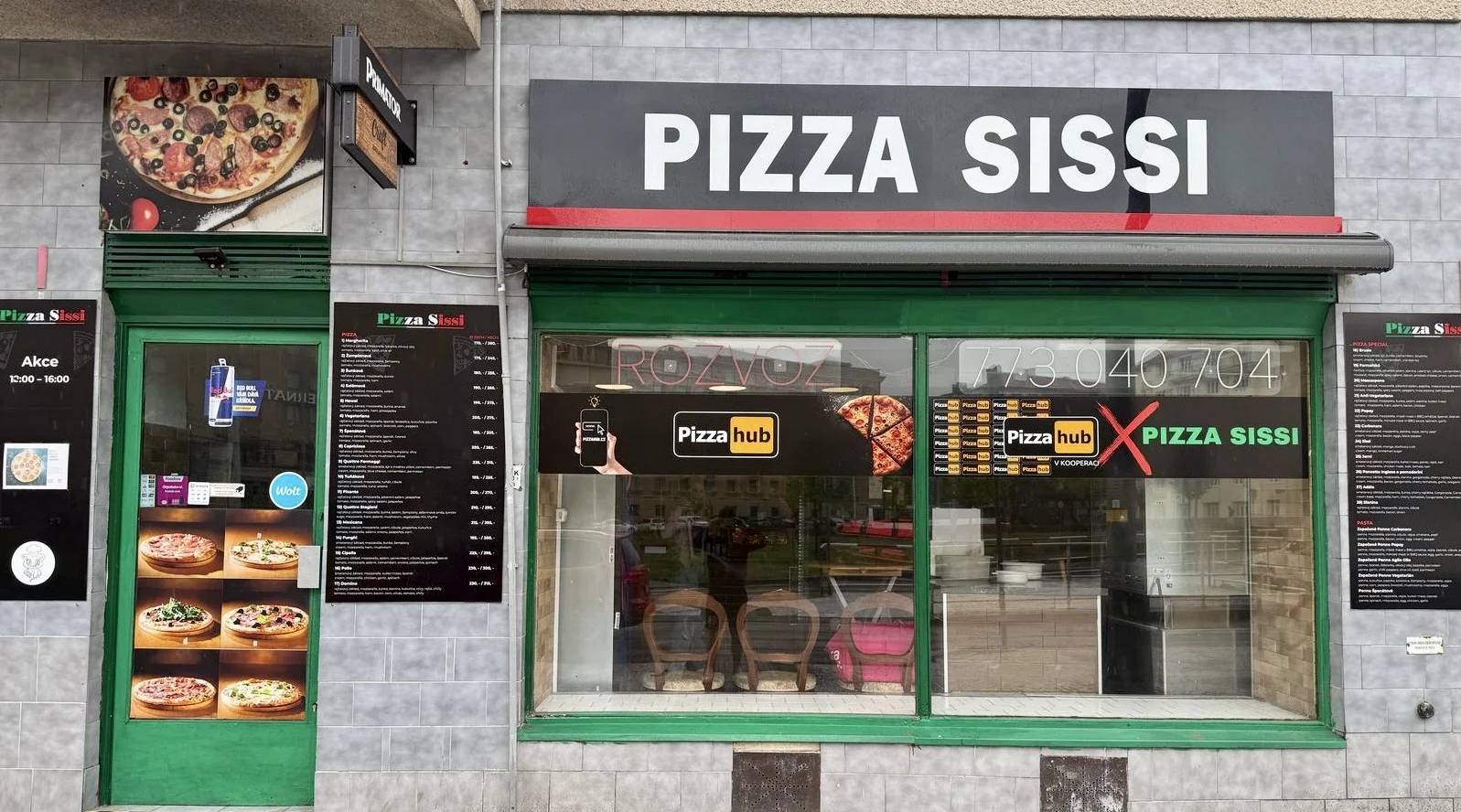 Pizza dle výběru pro 1 i 2 osoby v Pizza Sissi o průměru 32 cm, vč. krabice