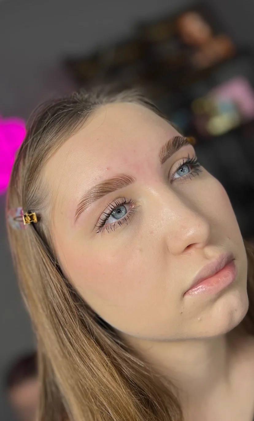 Úprava obočí i celkové líčení: barvení obočí barvou nebo hennou a nude make-up