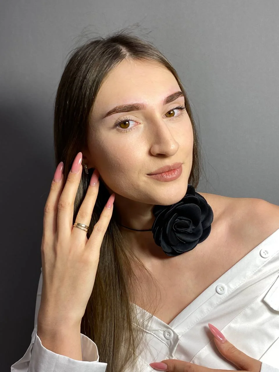 Úprava obočí i celkové líčení: barvení obočí barvou nebo hennou a nude make-up