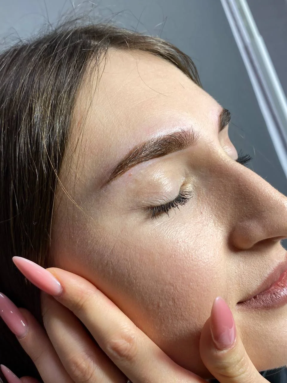Úprava obočí i celkové líčení: barvení obočí barvou nebo hennou a nude make-up