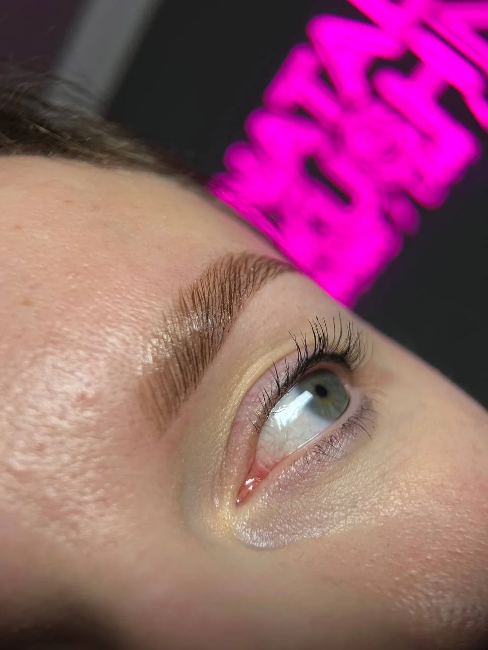 Úprava obočí i celkové líčení: barvení obočí barvou nebo hennou a nude make-up