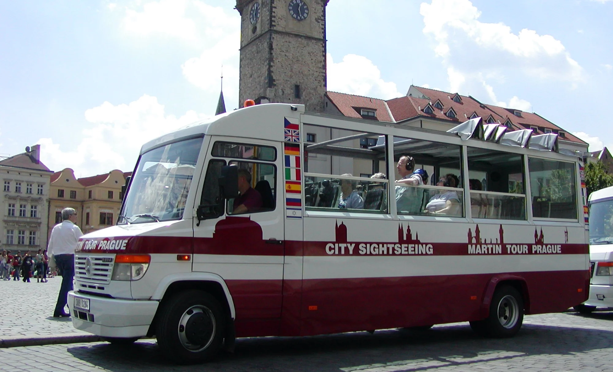 Okružní jízda Prahou: 1 hodina v otevřeném autobuse a 1hod. projížďka lodí pro děti i dospělé