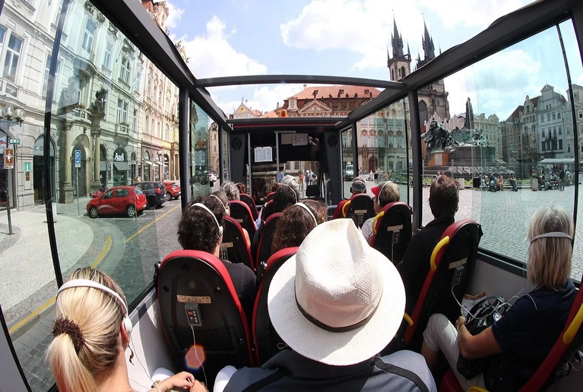 Okružní jízda Prahou: 1 hodina v otevřeném autobuse a 1hod. projížďka lodí pro děti i dospělé