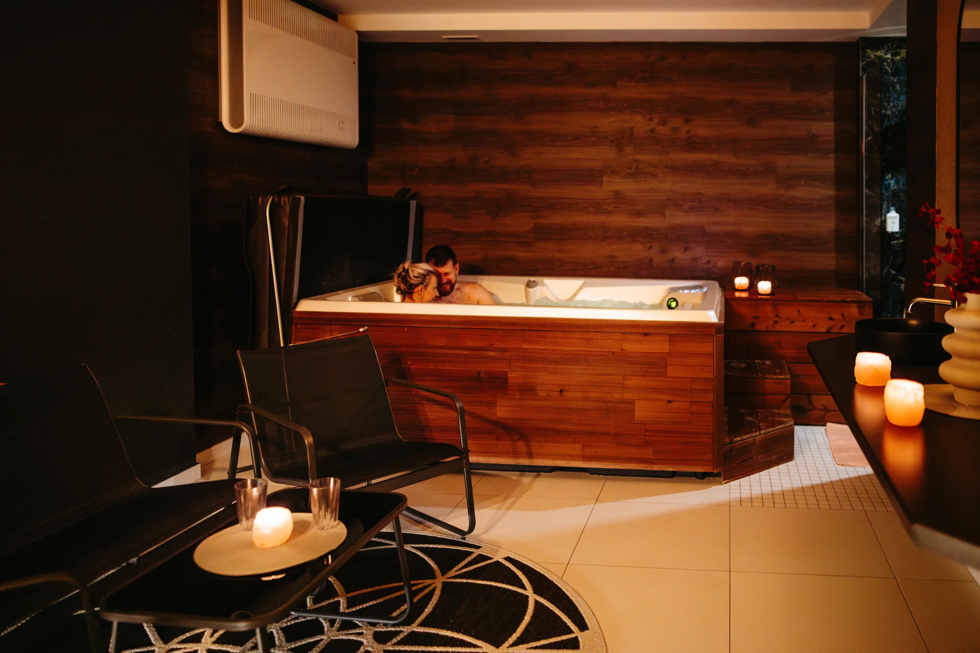 120 minut v privátním wellness pro dva: infrasauna, vířivka i lahev sektu