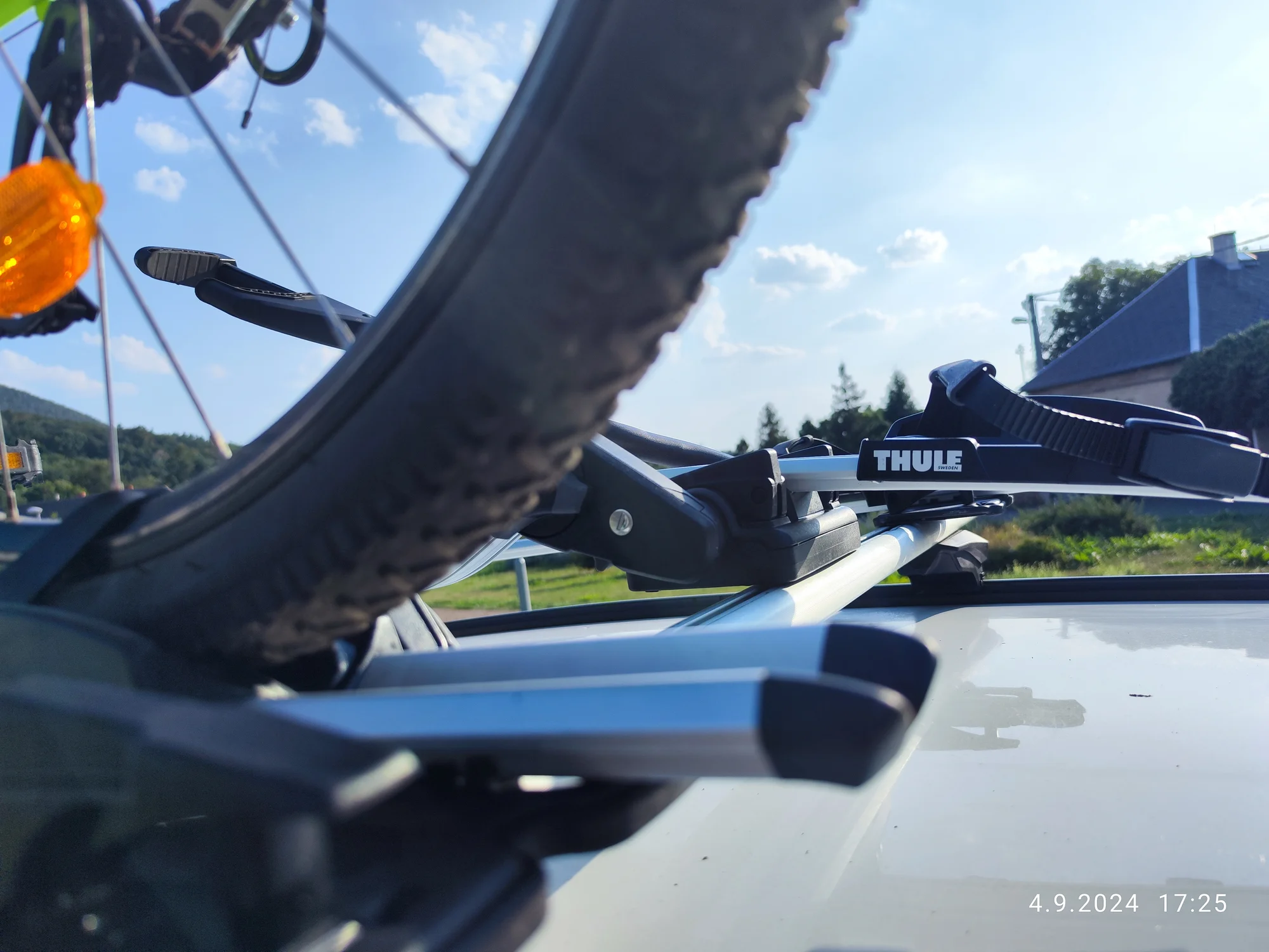 Půjčení nosiče kol Thule nebo rakve na auto na 4 až 7 dní