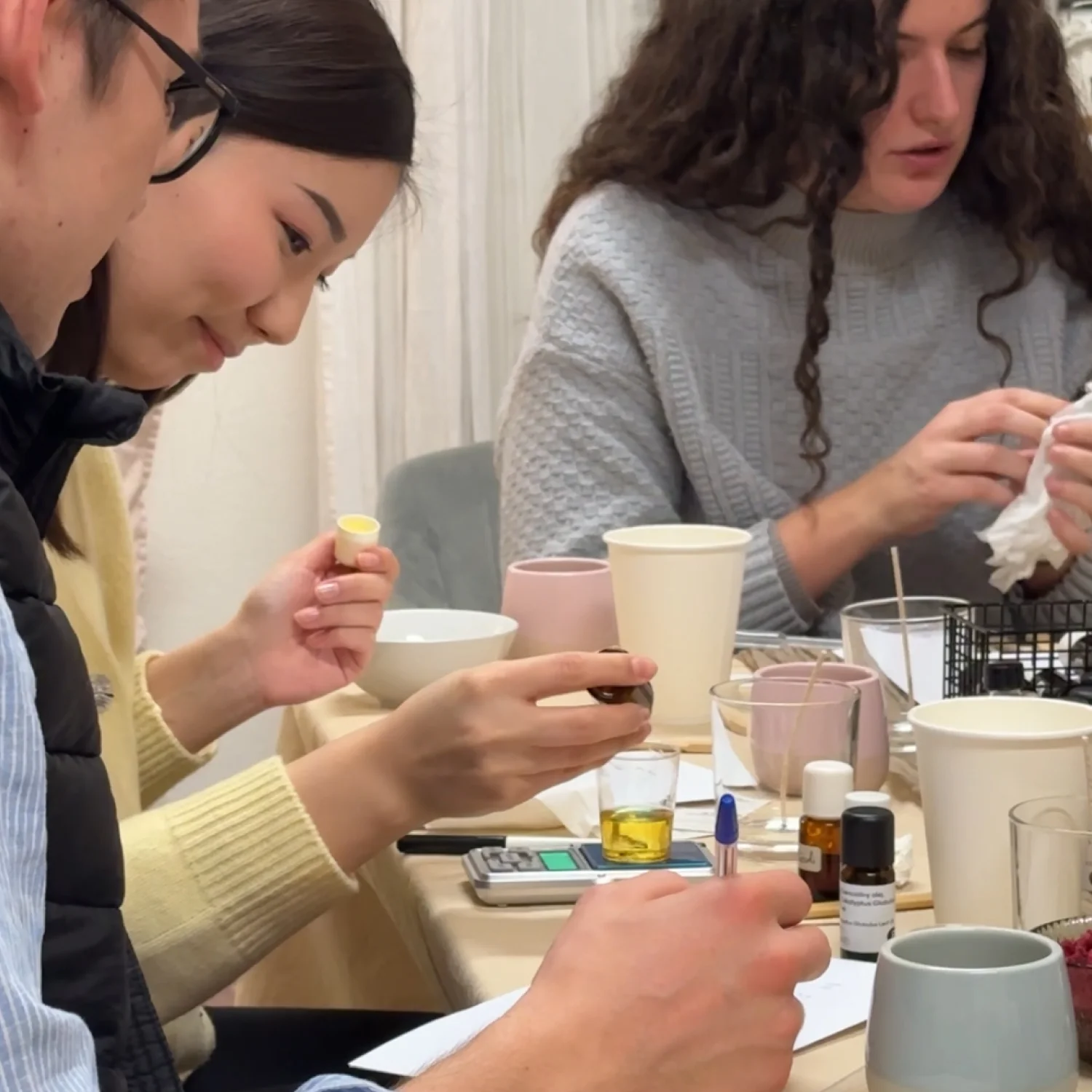 Vyrobte si vlastní vonnou svíčku: kreativní workshop pro 1 i 2 osoby