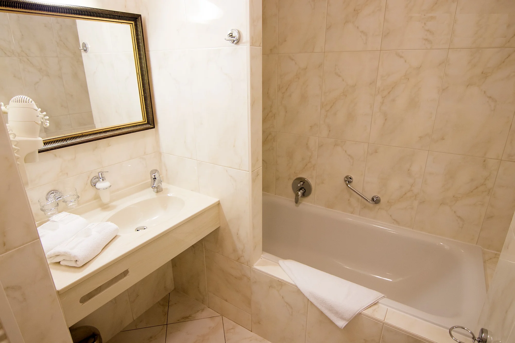 4* relaxace v Karlových Varech s polopenzí, wellness a procedurami