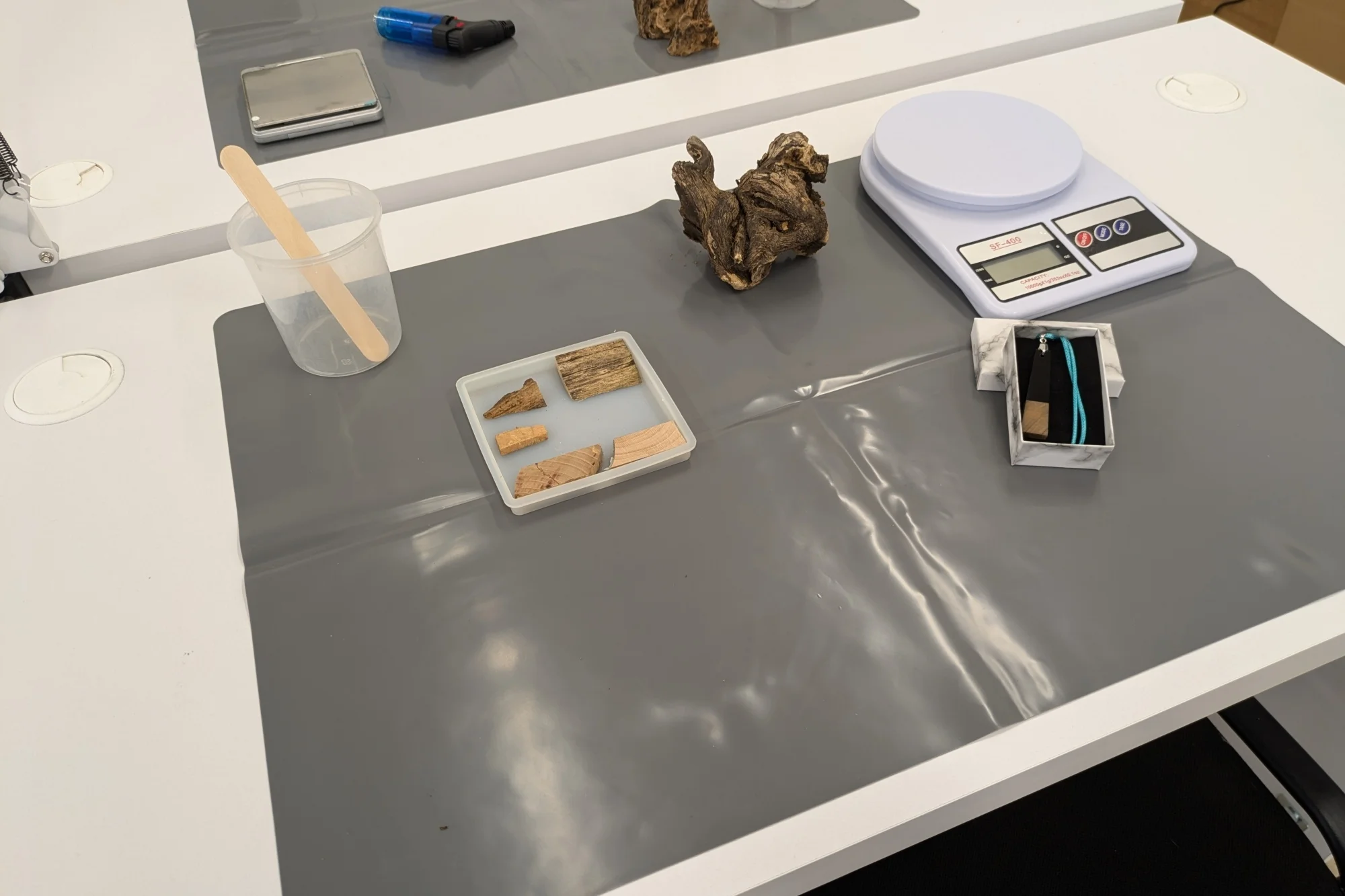 Workshop ze dřeva a pryskyřice podle výběru: hodiny nebo šperky
