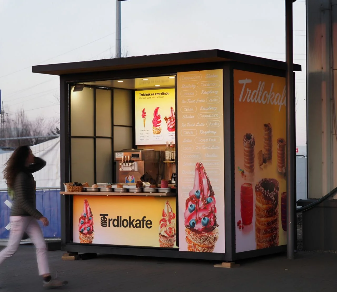 Velký trdelník: příchuť dle výběru, nutella, zmrzlina i ledová káva nebo cappuccino