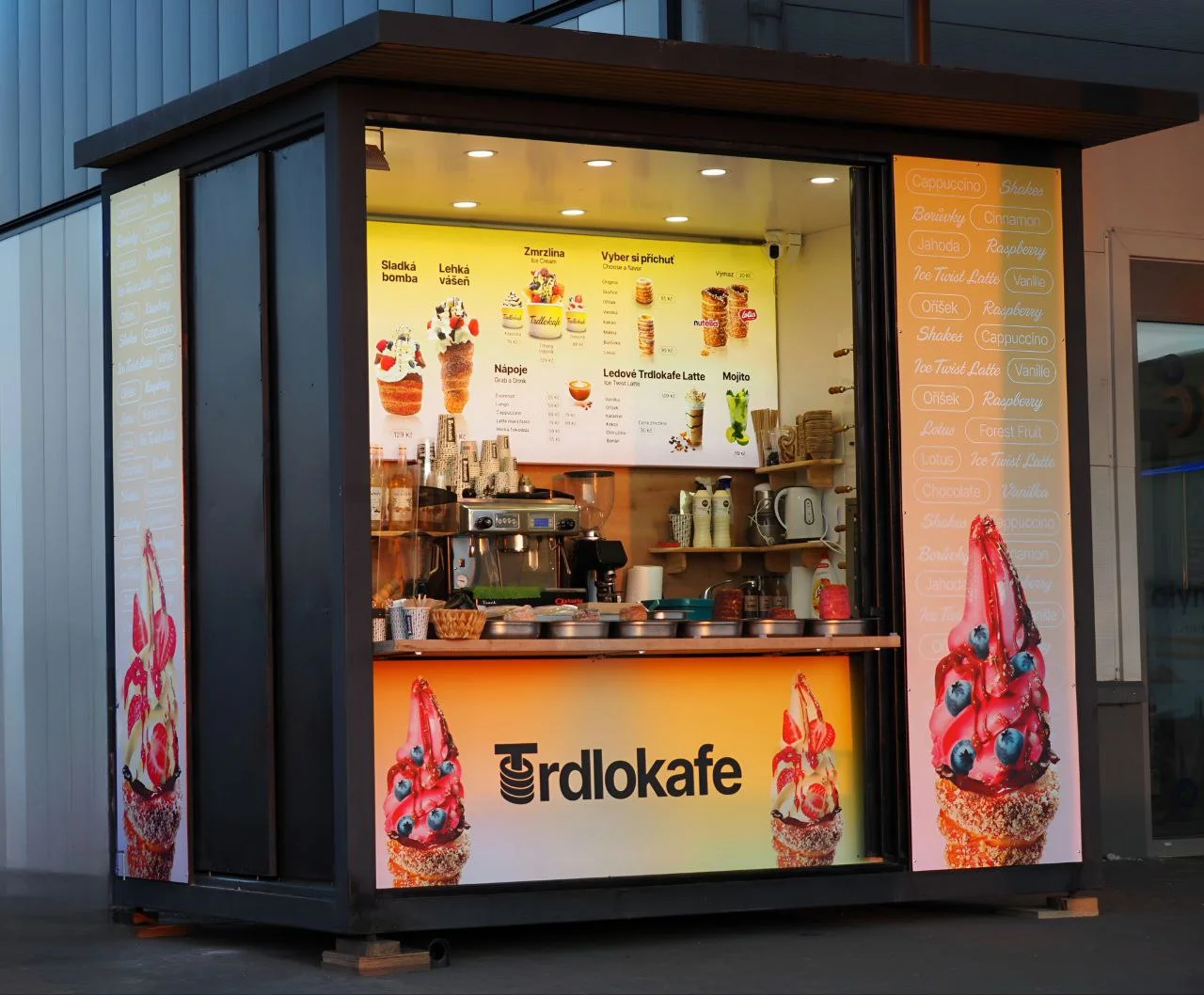 Velký trdelník: příchuť dle výběru, nutella, zmrzlina i ledová káva nebo cappuccino
