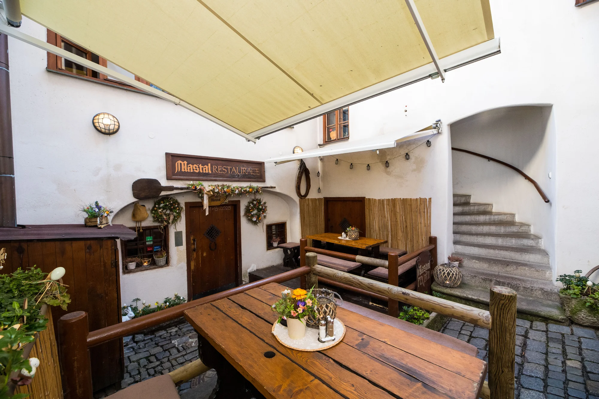 Pohádkový pobyt v Českém Krumlově: malebný penzion na náměstí, snídaně i 10% sleva do restaurace
