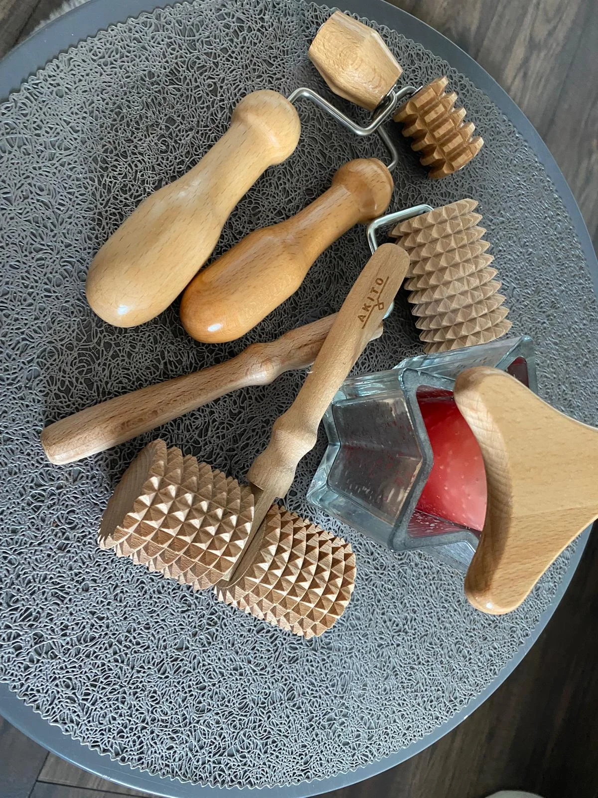Maderoterapie těla či obličeje včetně zábalu nebo relaxační masáže hlavy