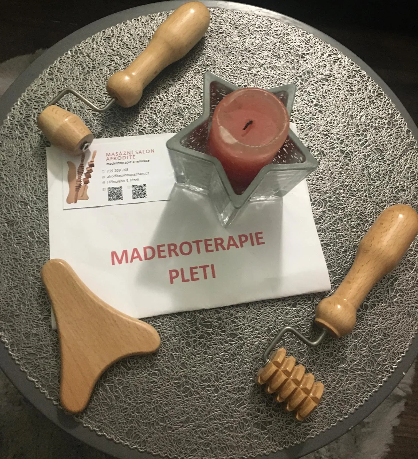 Maderoterapie těla či obličeje včetně zábalu nebo relaxační masáže hlavy