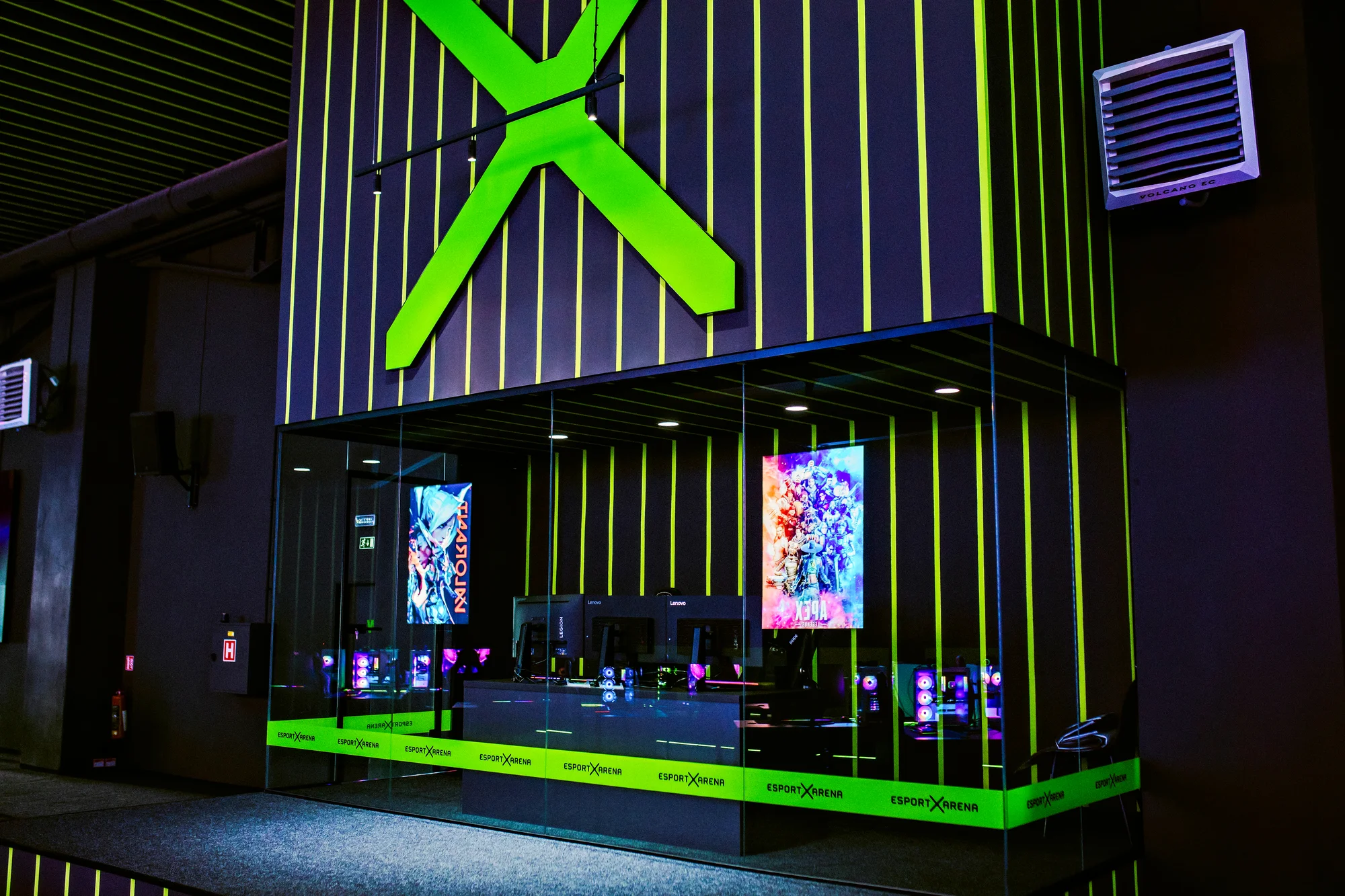 Užijte si 3, 5 nebo 7 hodin hraní či narozeninovou oslavu v gaming aréně, vč. pizzy a nápoje