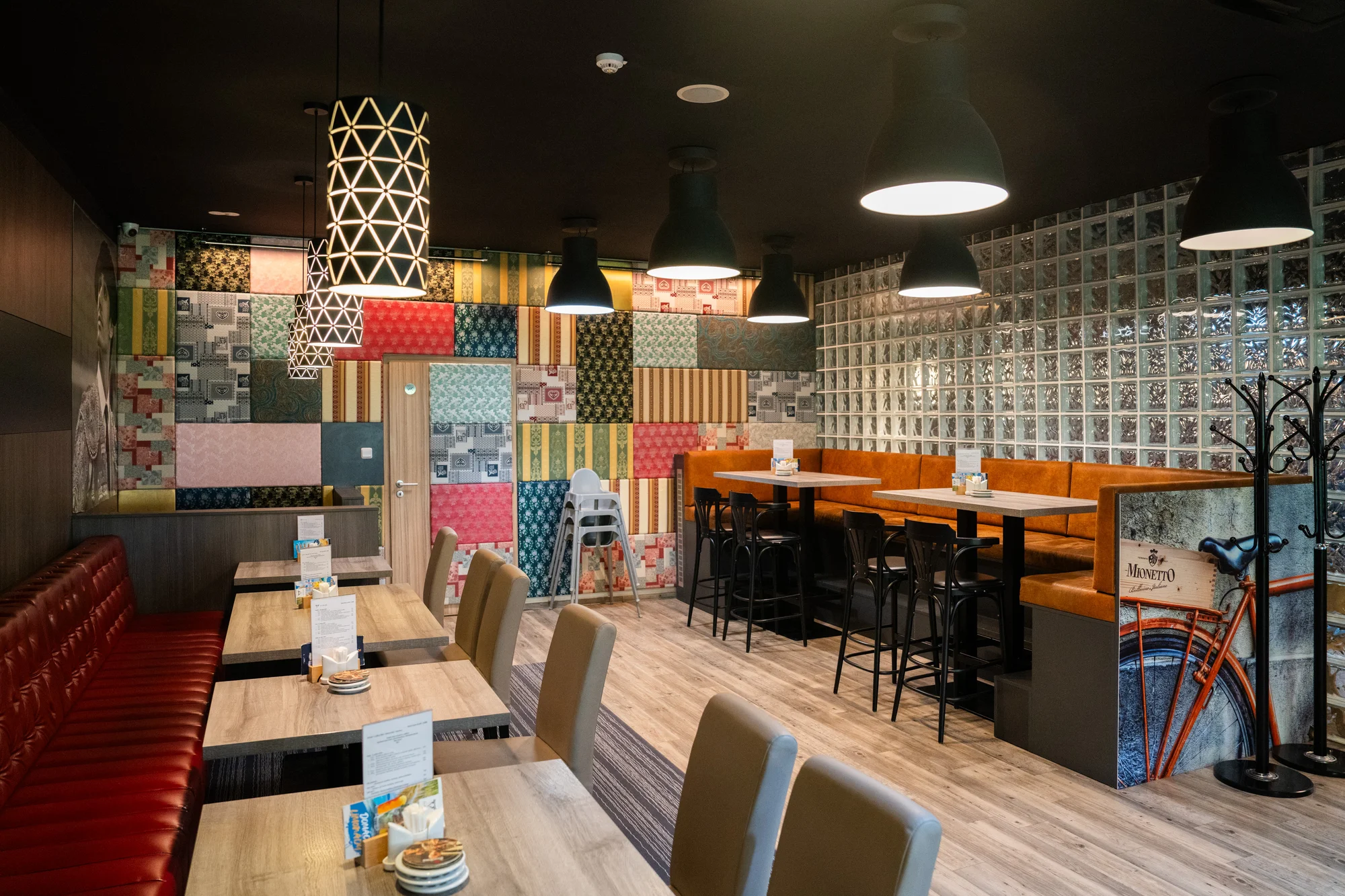 Menu s krevetovým salátem, dezertem a proseccem pro 2 osoby v restauraci La Corrida