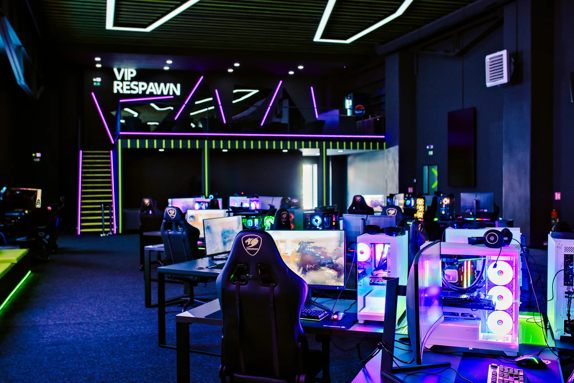 Užijte si 3, 5 nebo 7 hodin hraní či narozeninovou oslavu v gaming aréně, vč. pizzy a nápoje