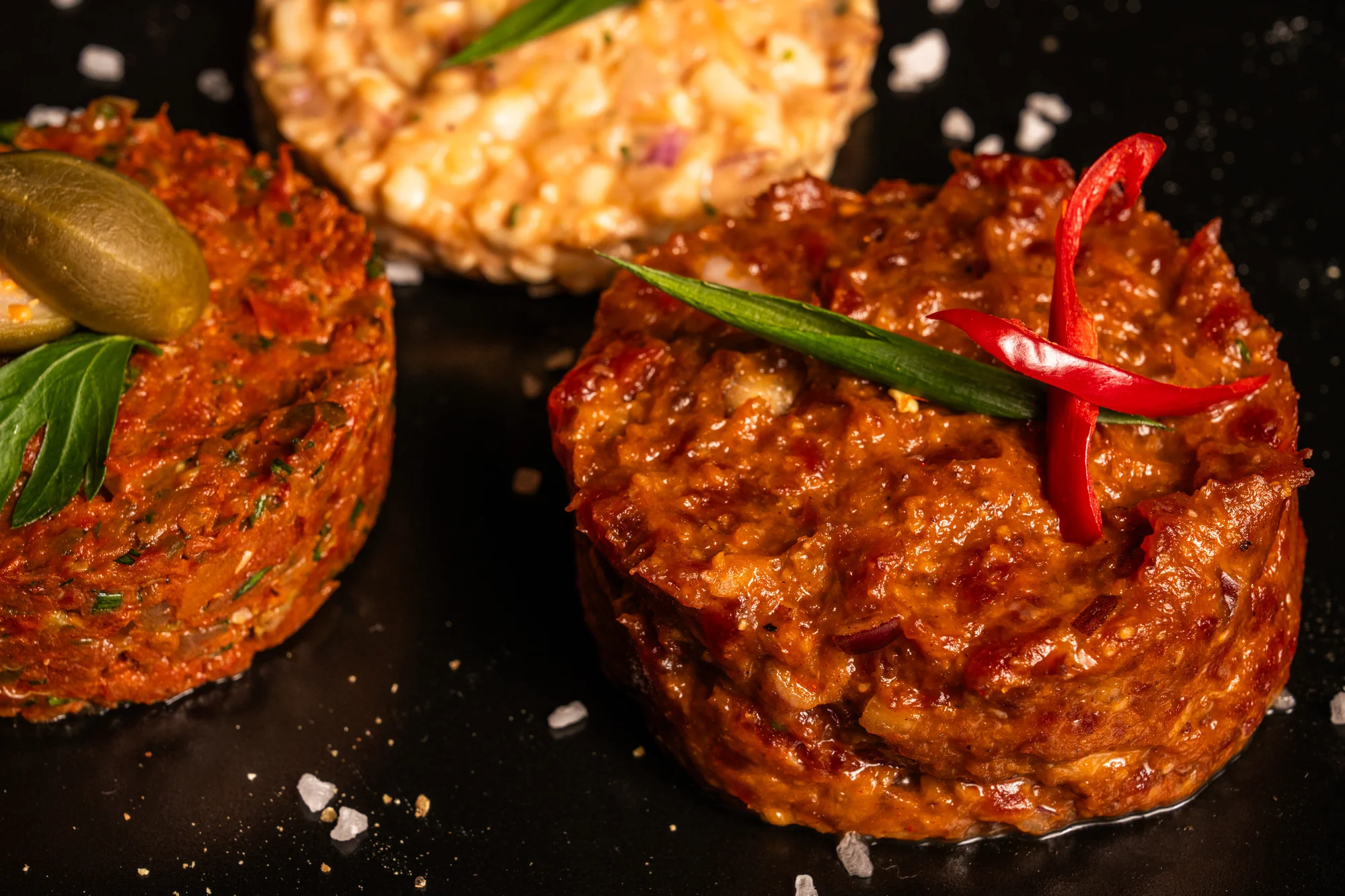 Degustace tataráků v restauraci La Corrida: hovězí, ze sušených rajčat i romadurový