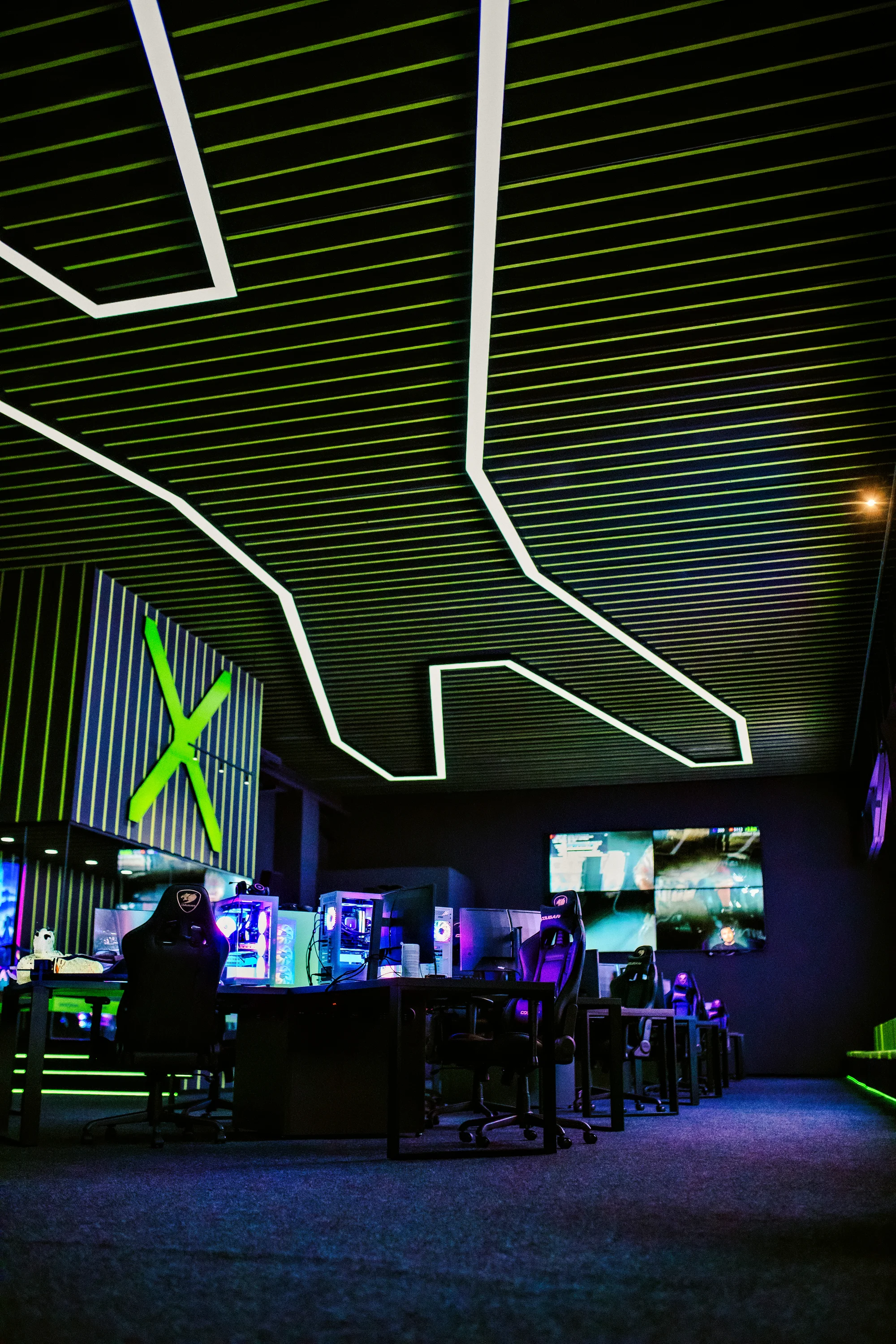 Užijte si 3, 5 nebo 7 hodin hraní či narozeninovou oslavu v gaming aréně, vč. pizzy a nápoje