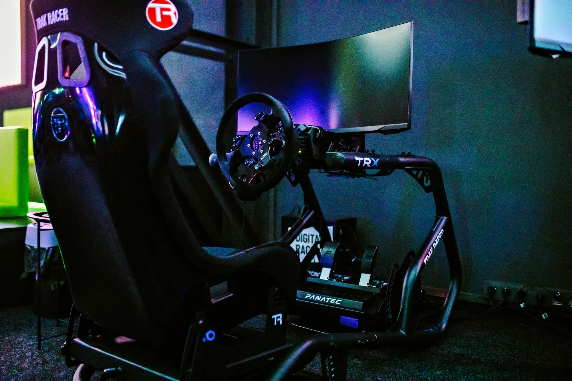 Užijte si 3, 5 nebo 7 hodin hraní či narozeninovou oslavu v gaming aréně, vč. pizzy a nápoje