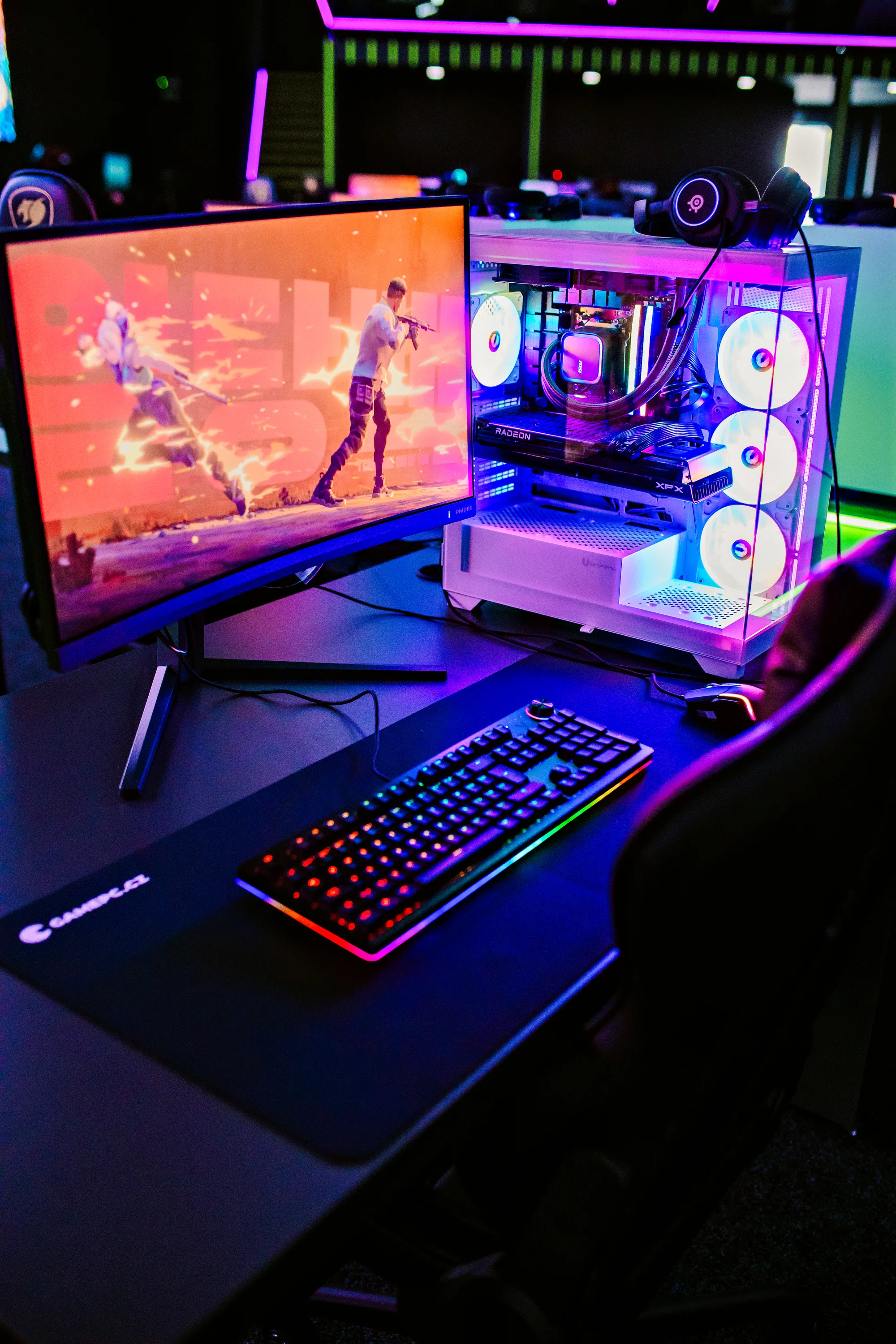 Užijte si 3, 5 nebo 7 hodin hraní či narozeninovou oslavu v gaming aréně, vč. pizzy a nápoje