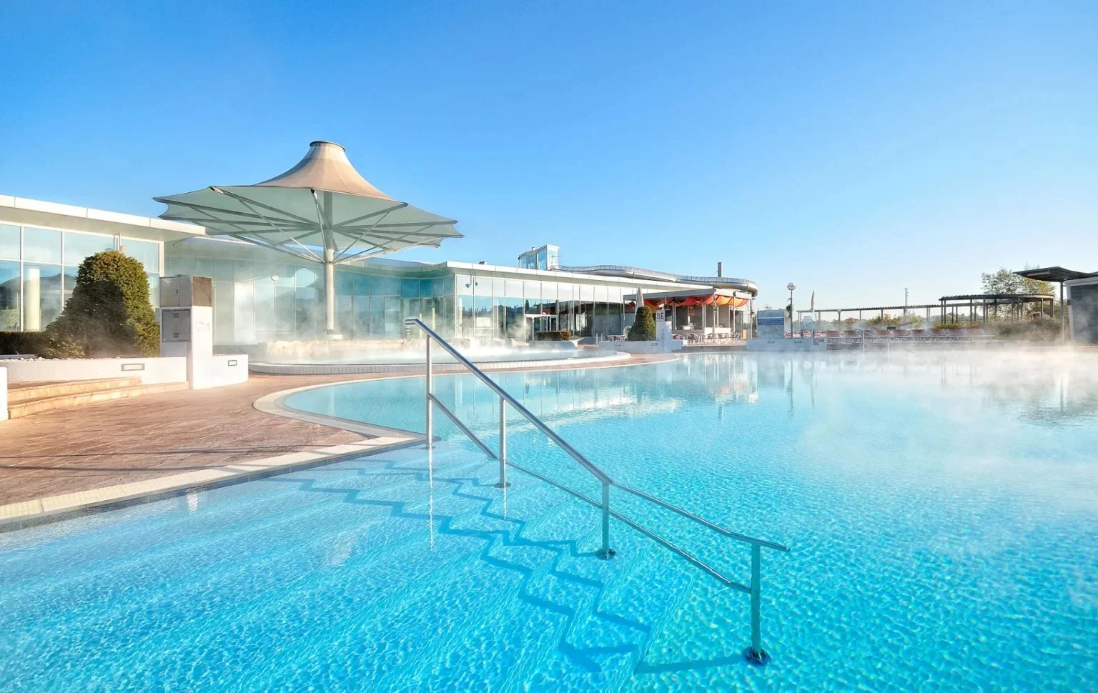 Relax v rakouském termálním areálu Therme Laa: sauny, bazén se slanou vodou i tobogán