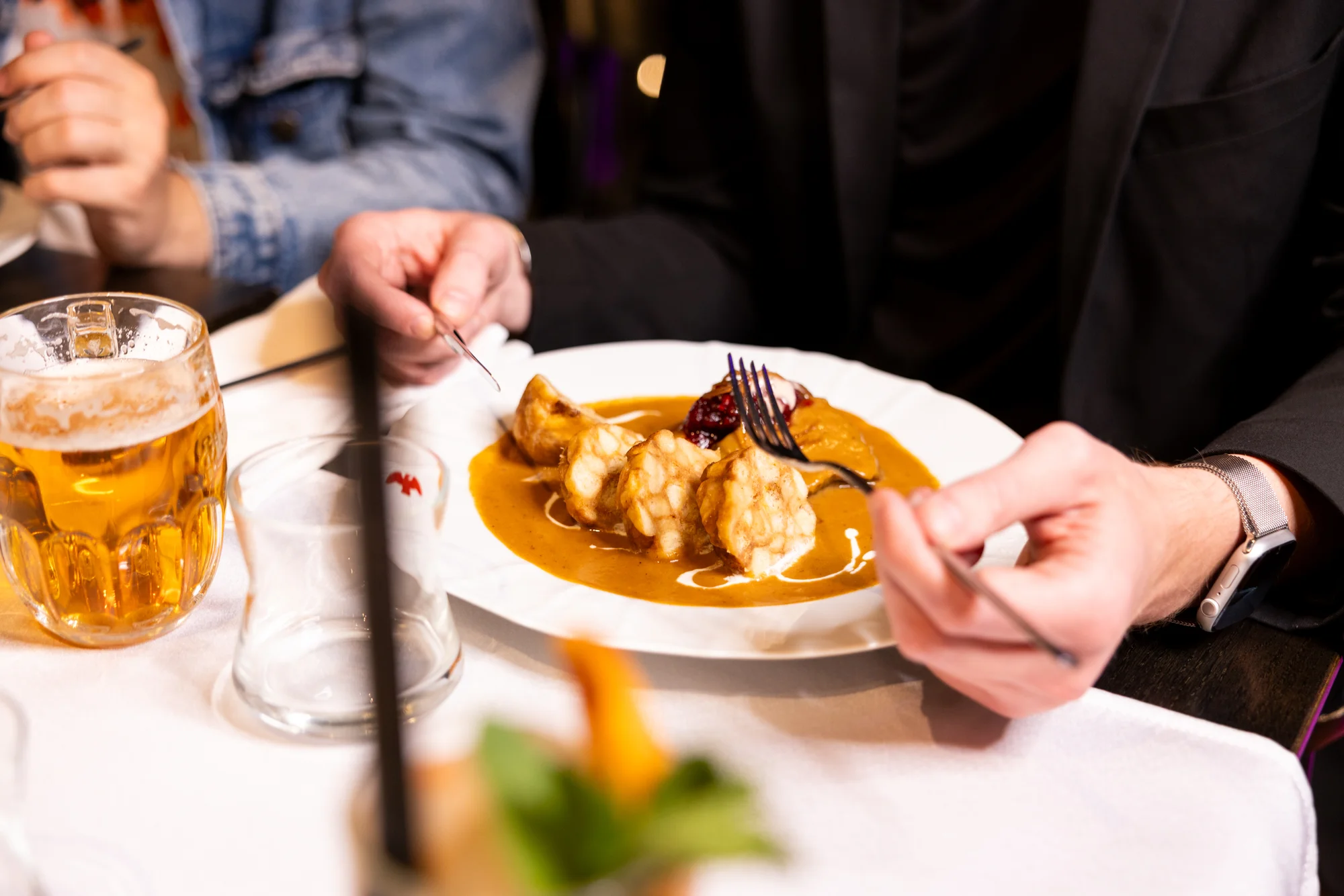 Oběd v restauraci Talíř: kulajda či vývar, svíčková nebo tarhoňové rizoto a pití