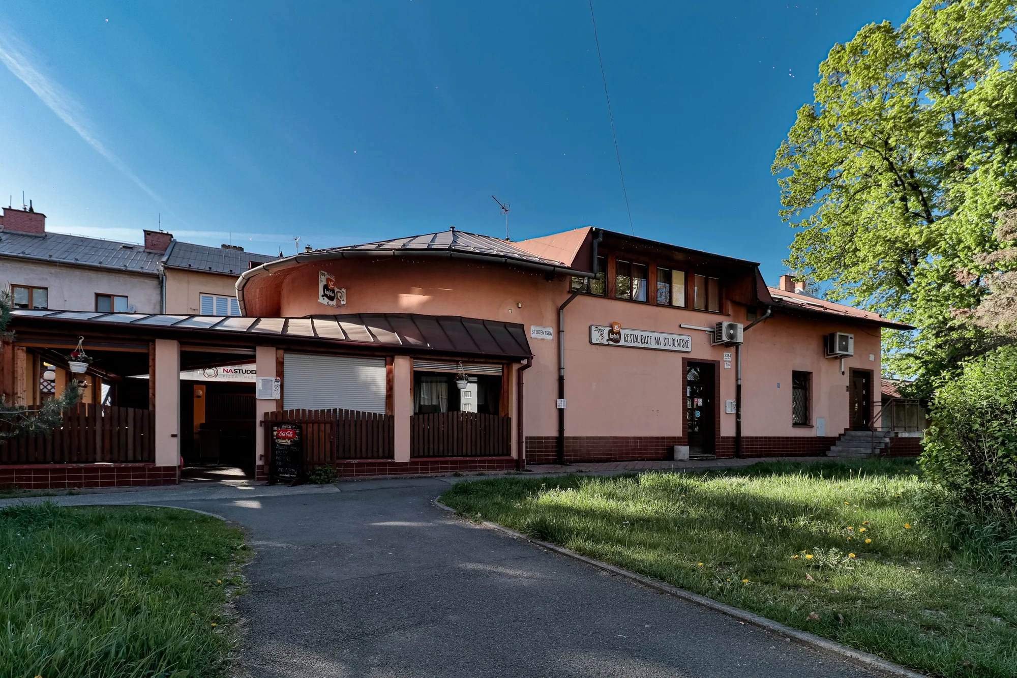 Tříchodové menu pro dva: tomatový krém, hovězí steak z pravé svíčkové, dezert i láhev vína