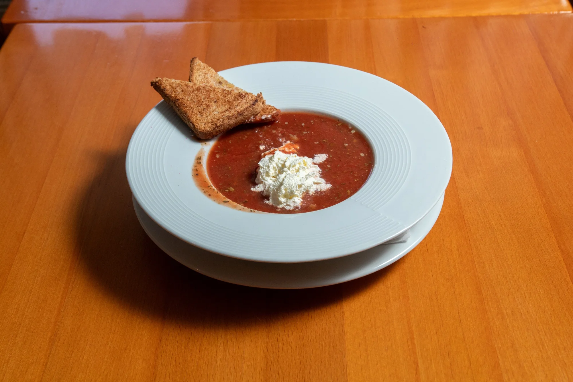 Tříchodové menu pro dva: tomatový krém, hovězí steak z pravé svíčkové, dezert i láhev vína