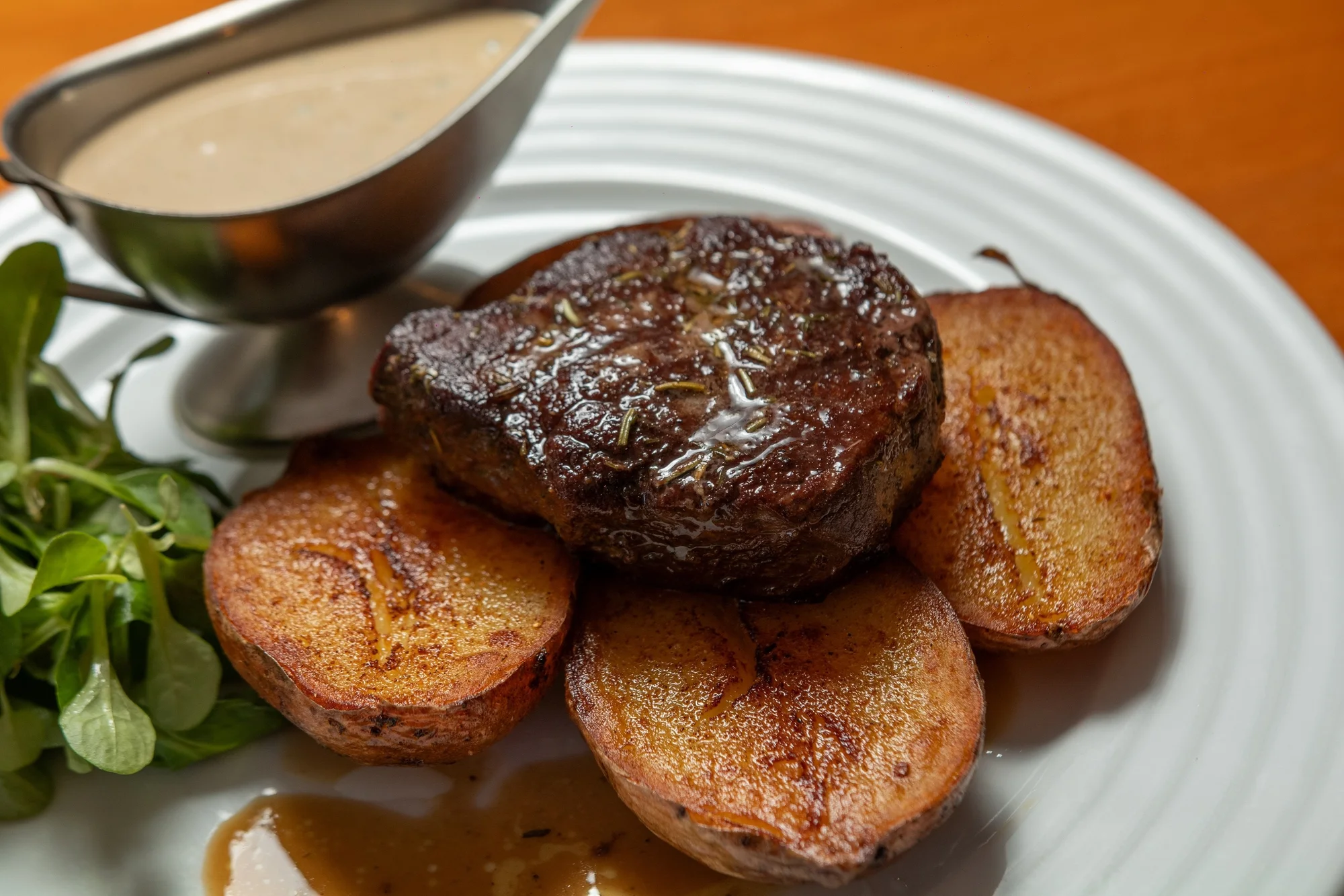 Tříchodové menu pro dva: tomatový krém, hovězí steak z pravé svíčkové, dezert i láhev vína