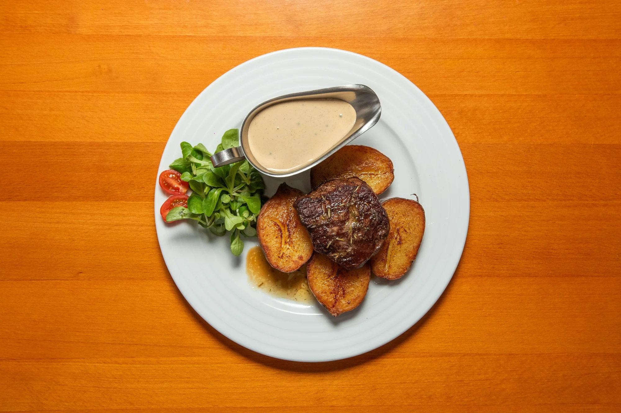 Tříchodové menu pro dva: tomatový krém, hovězí steak z pravé svíčkové, dezert i láhev vína