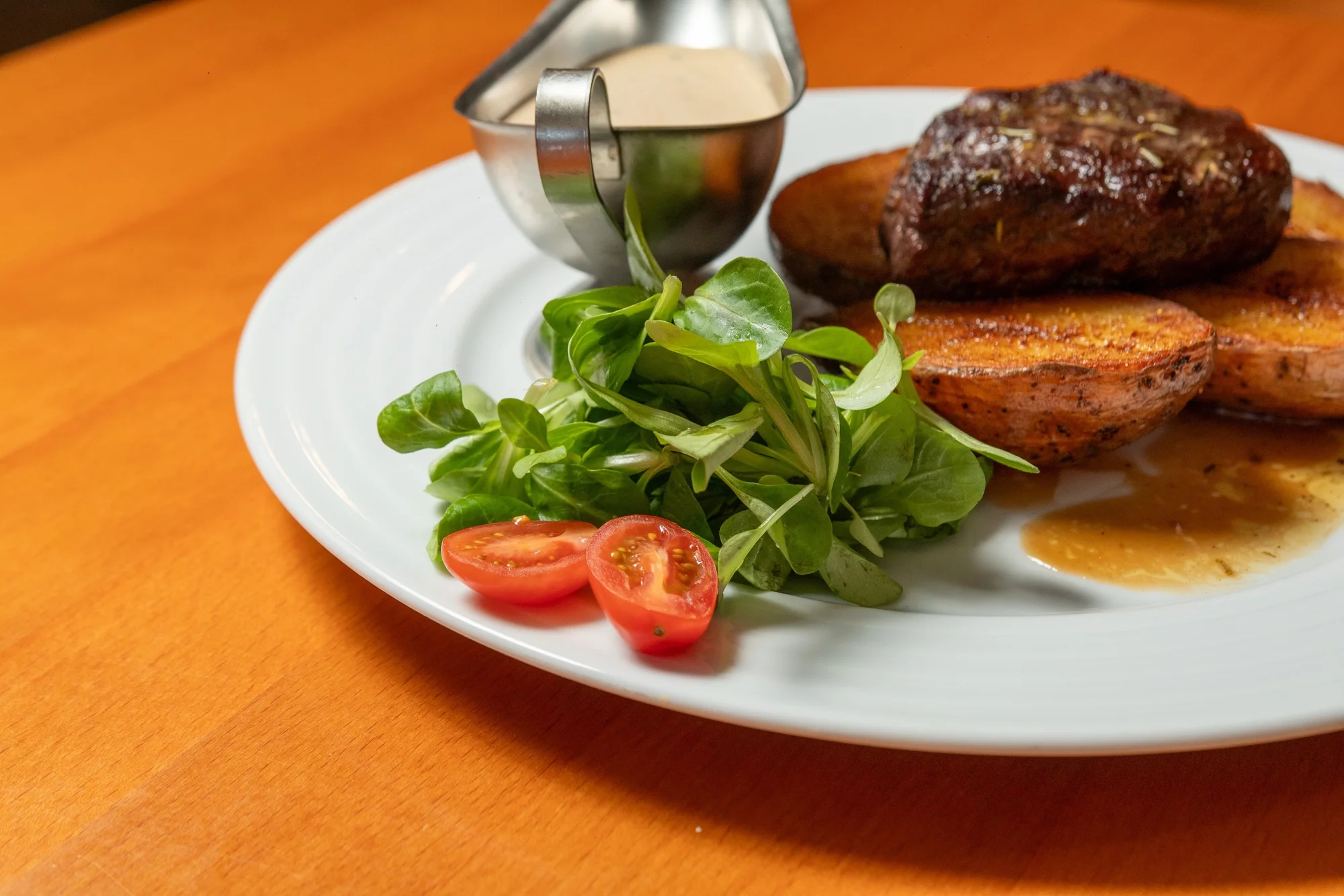 Tříchodové menu pro dva: tomatový krém, hovězí steak z pravé svíčkové, dezert i láhev vína