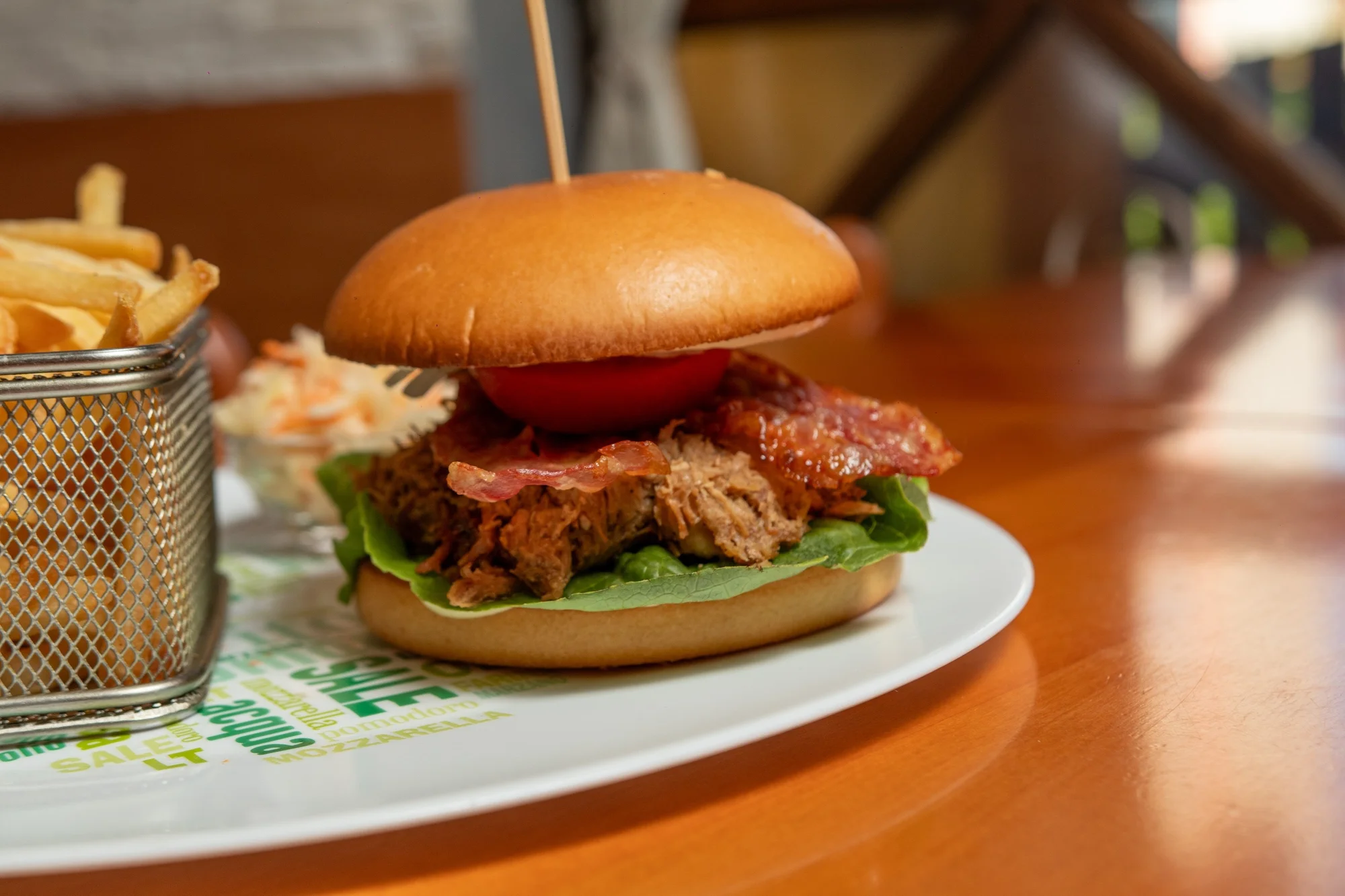 Burger z trhaného masa nebo cheese burger s hranolkami a tatarkou pro 1 i 2 osoby