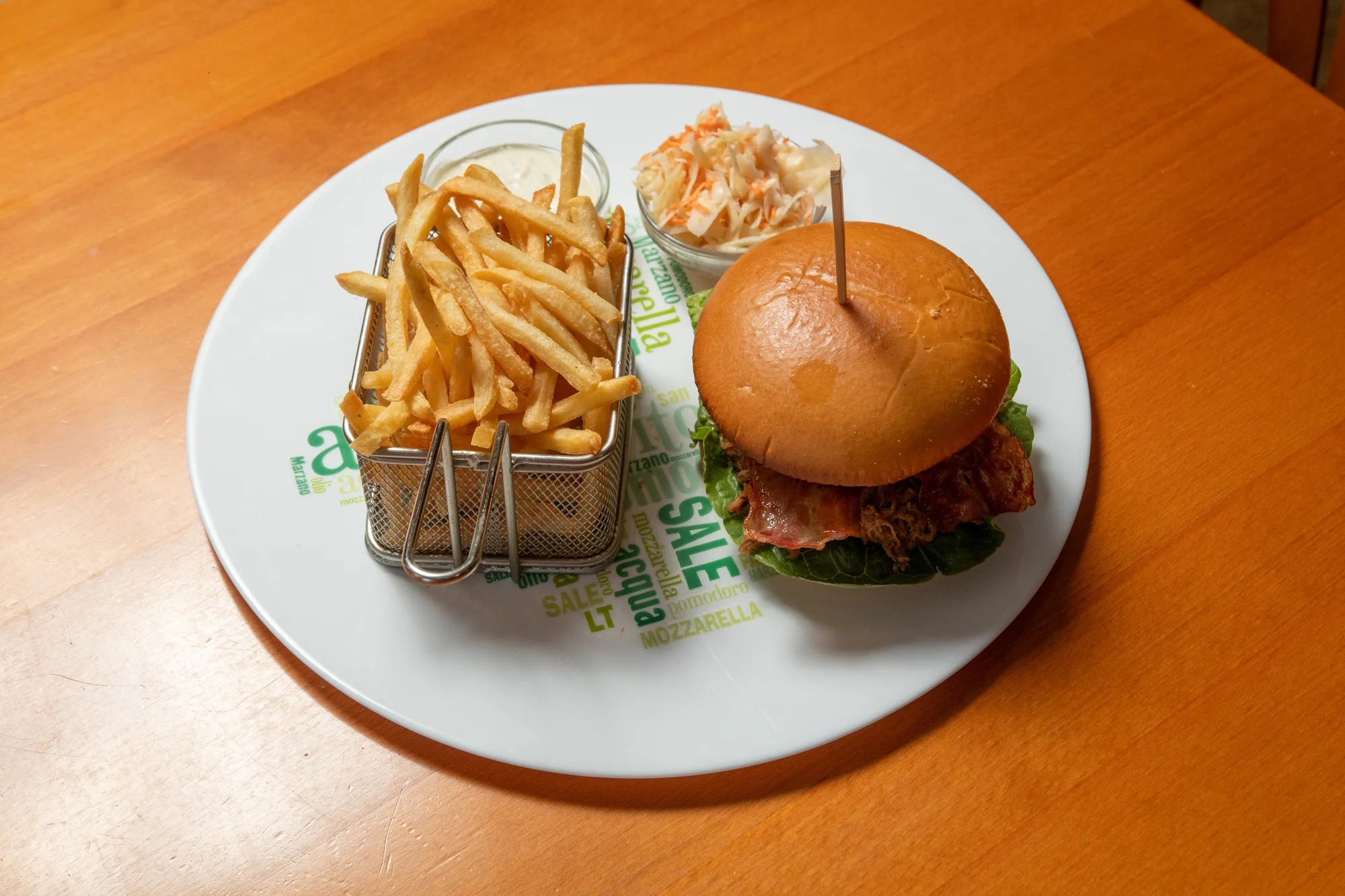 Burger z trhaného masa nebo cheese burger s hranolkami a tatarkou pro 1 i 2 osoby