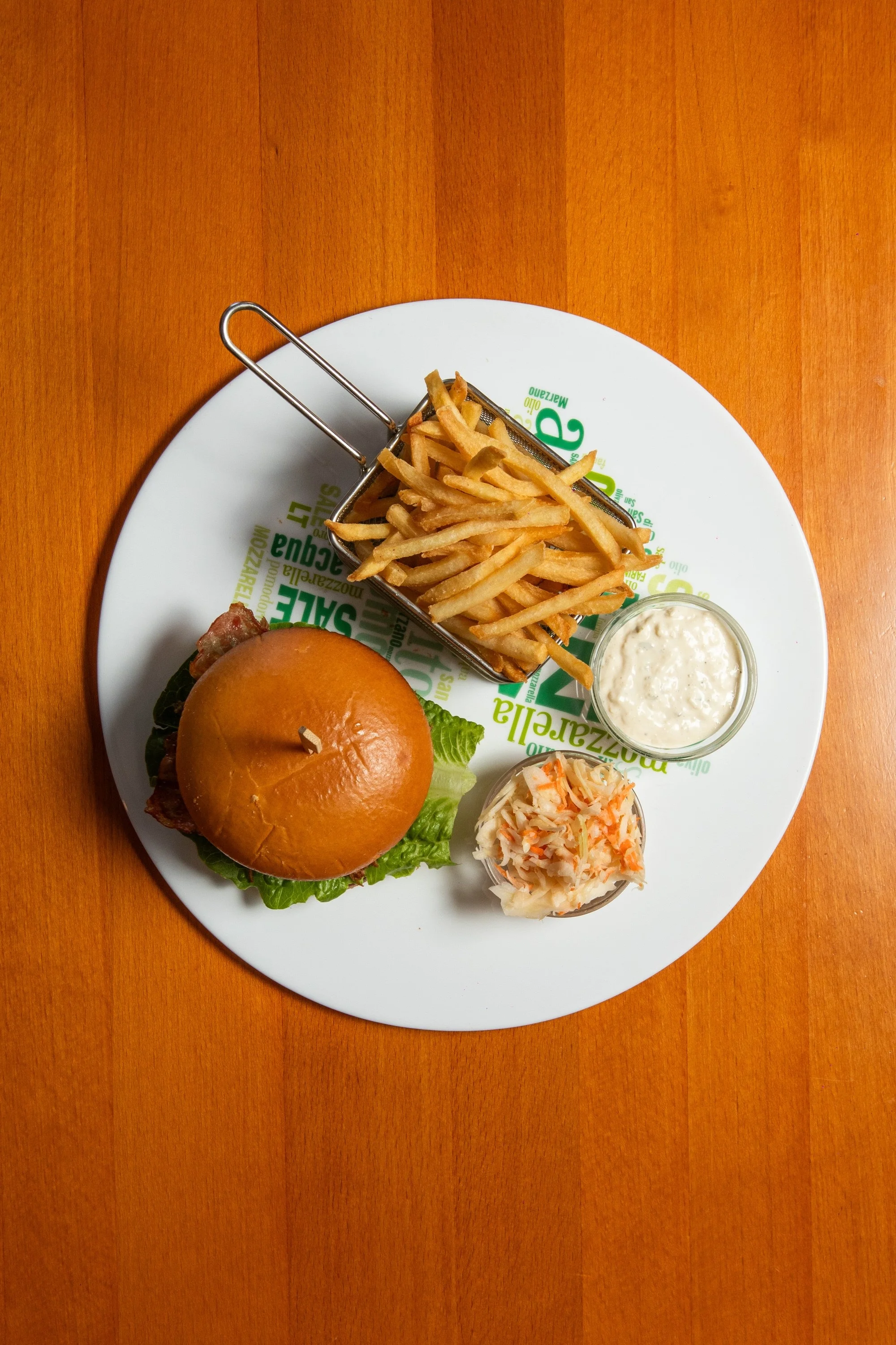 Burger z trhaného masa nebo cheese burger s hranolkami a tatarkou pro 1 i 2 osoby