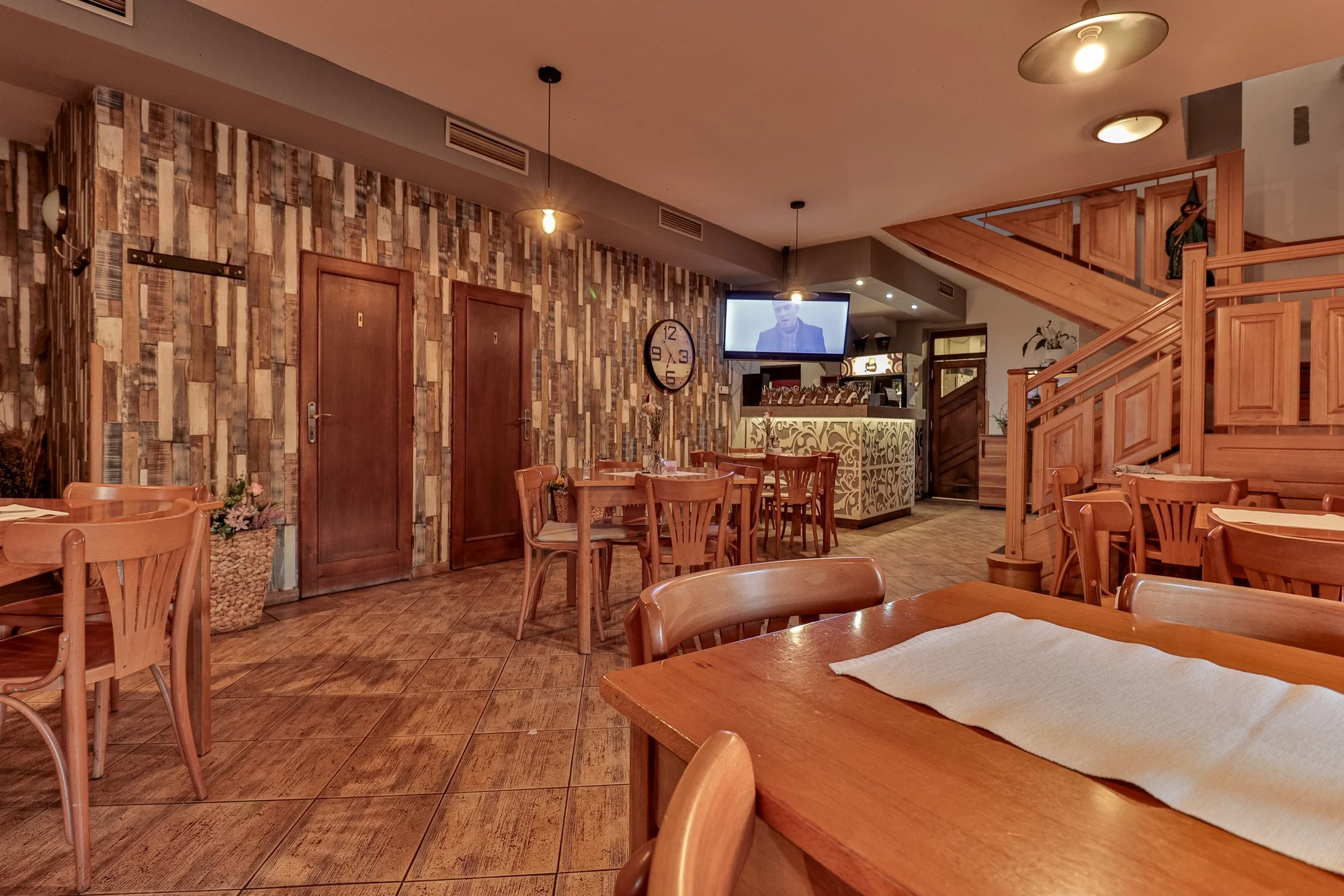 Tříchodové menu pro dva: tomatový krém, hovězí steak z pravé svíčkové, dezert i láhev vína