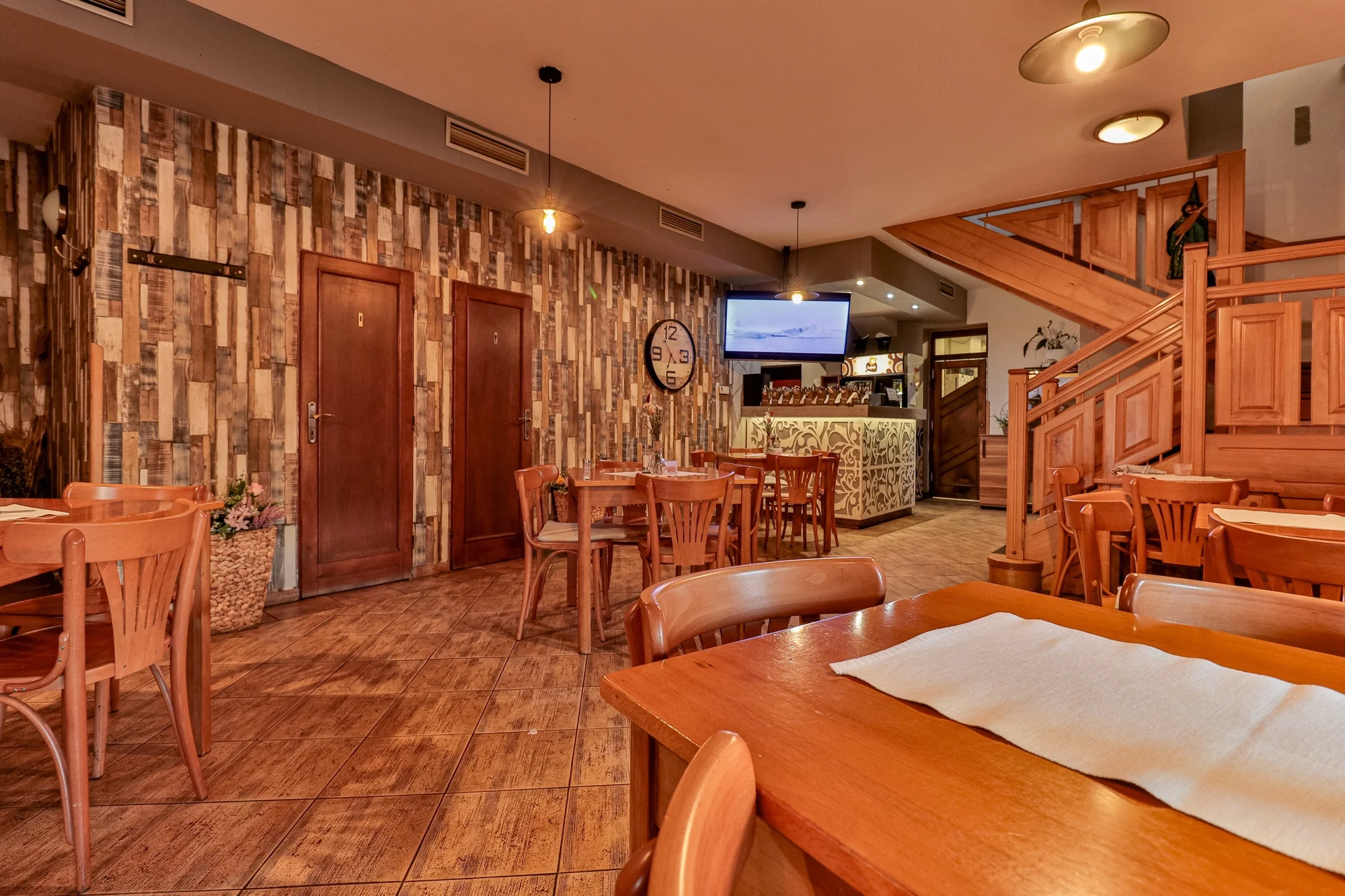 Tříchodové menu pro dva: tomatový krém, hovězí steak z pravé svíčkové, dezert i láhev vína