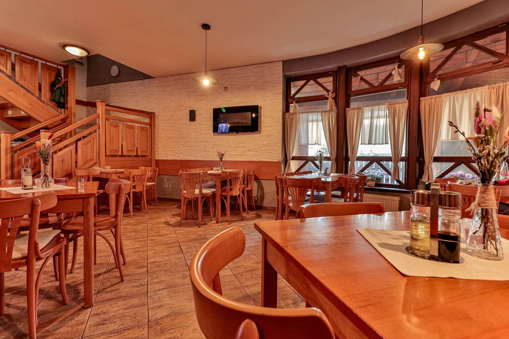 Tříchodové menu pro dva: tomatový krém, hovězí steak z pravé svíčkové, dezert i láhev vína