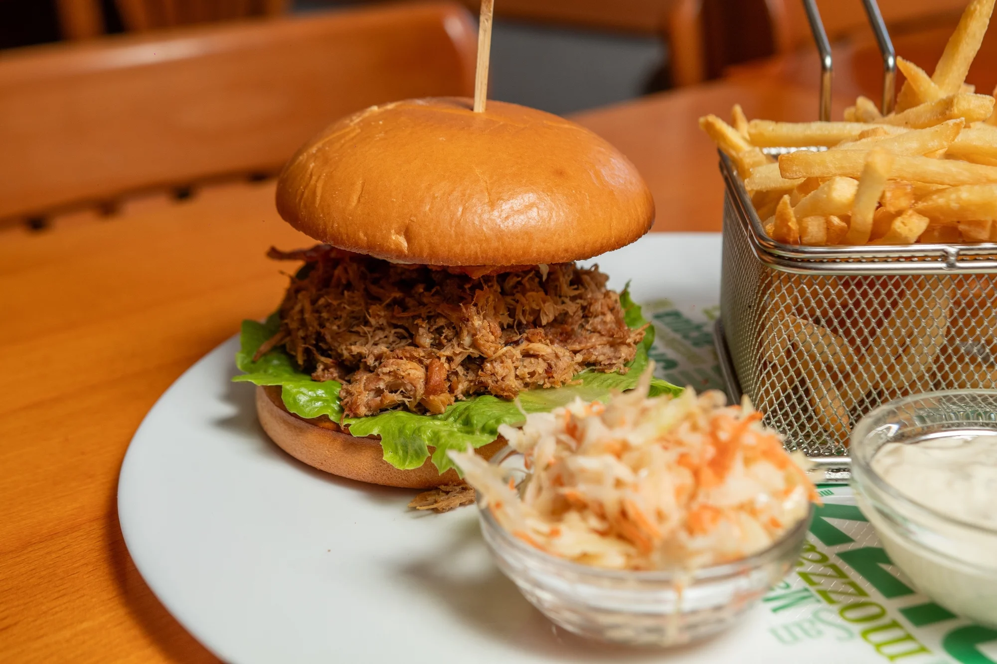 Burger z trhaného masa nebo cheese burger s hranolkami a tatarkou pro 1 i 2 osoby