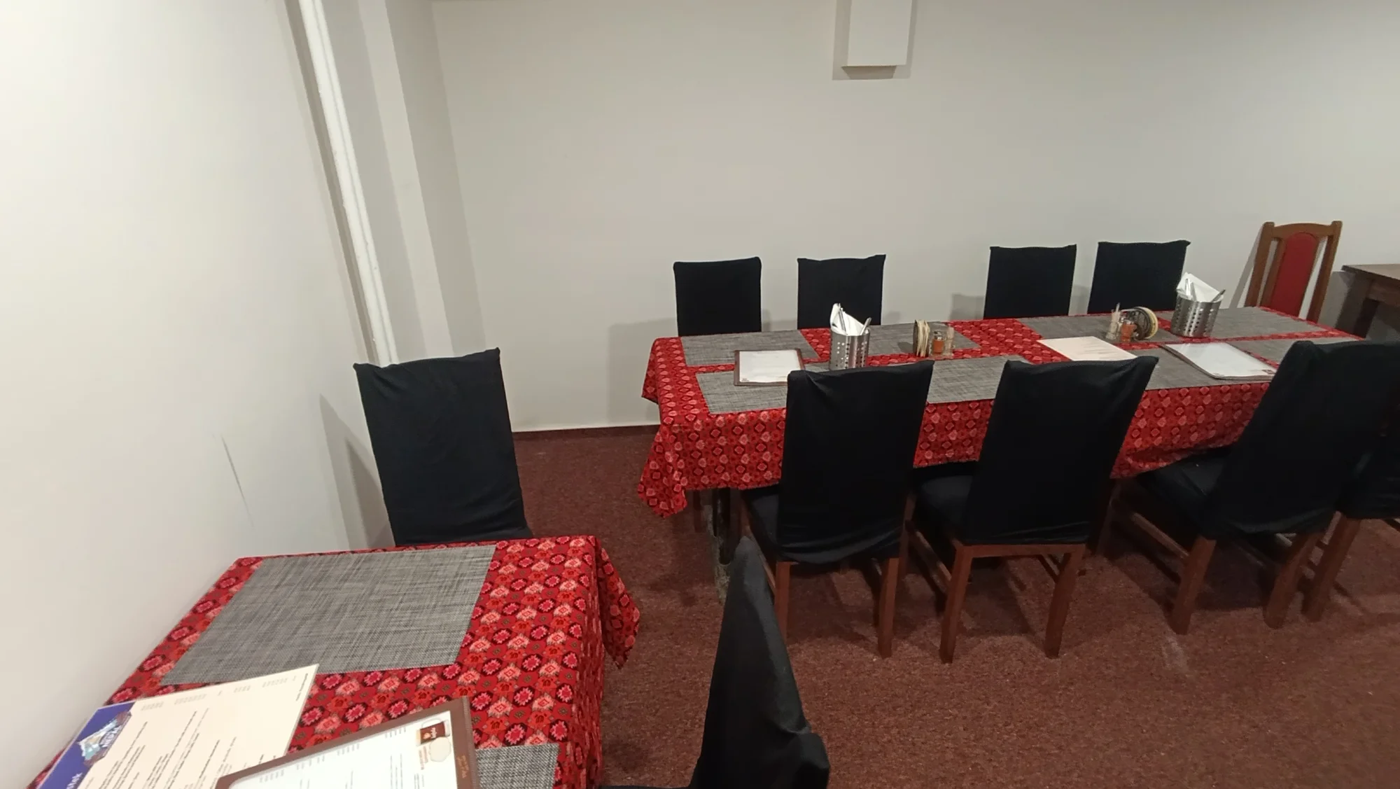 Menu z indických specialit pro dva: předkrm či polévka, kuřecí nebo vege hlavní chod a dezert