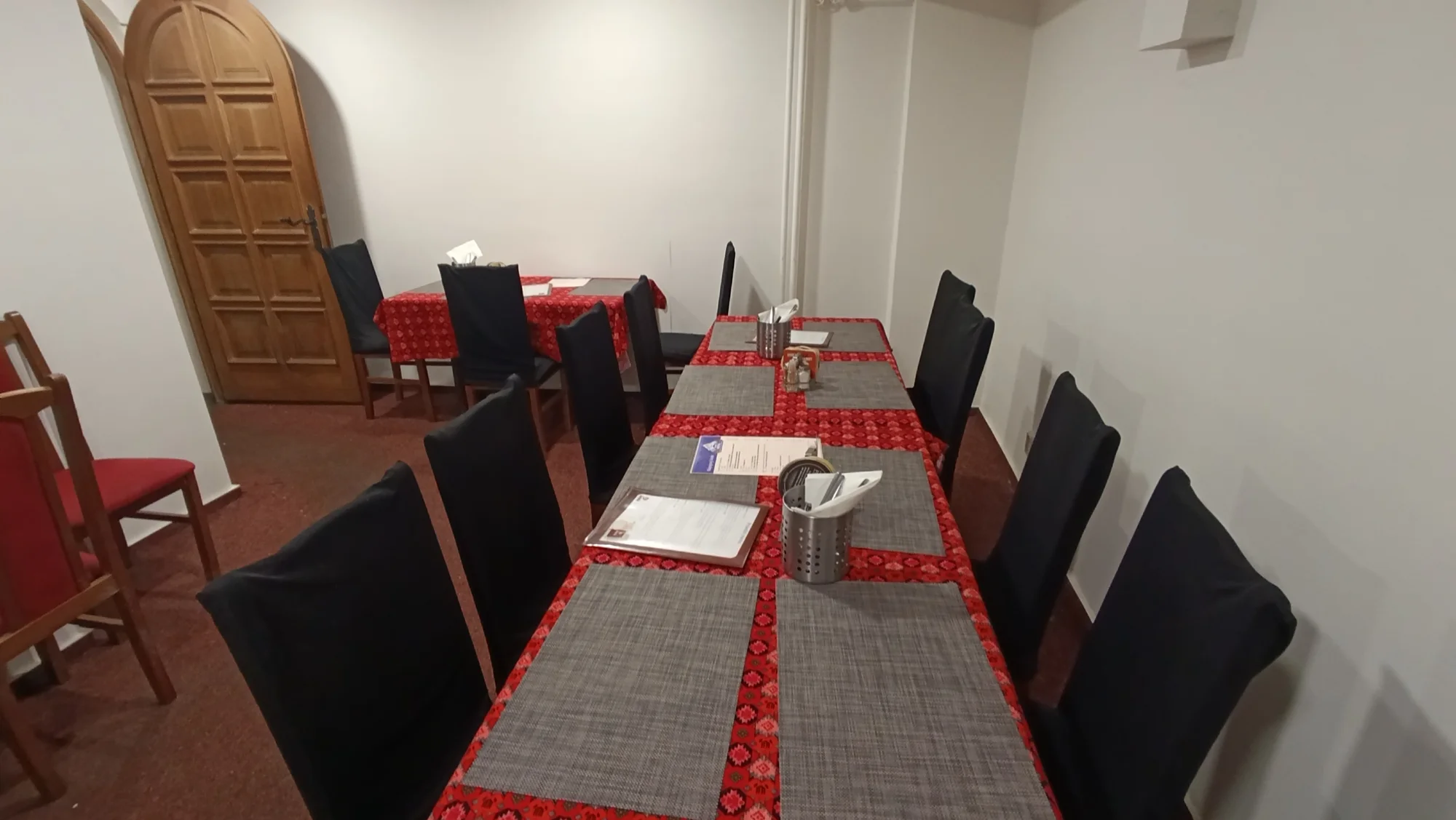 Menu z indických specialit pro dva: předkrm či polévka, kuřecí nebo vege hlavní chod a dezert