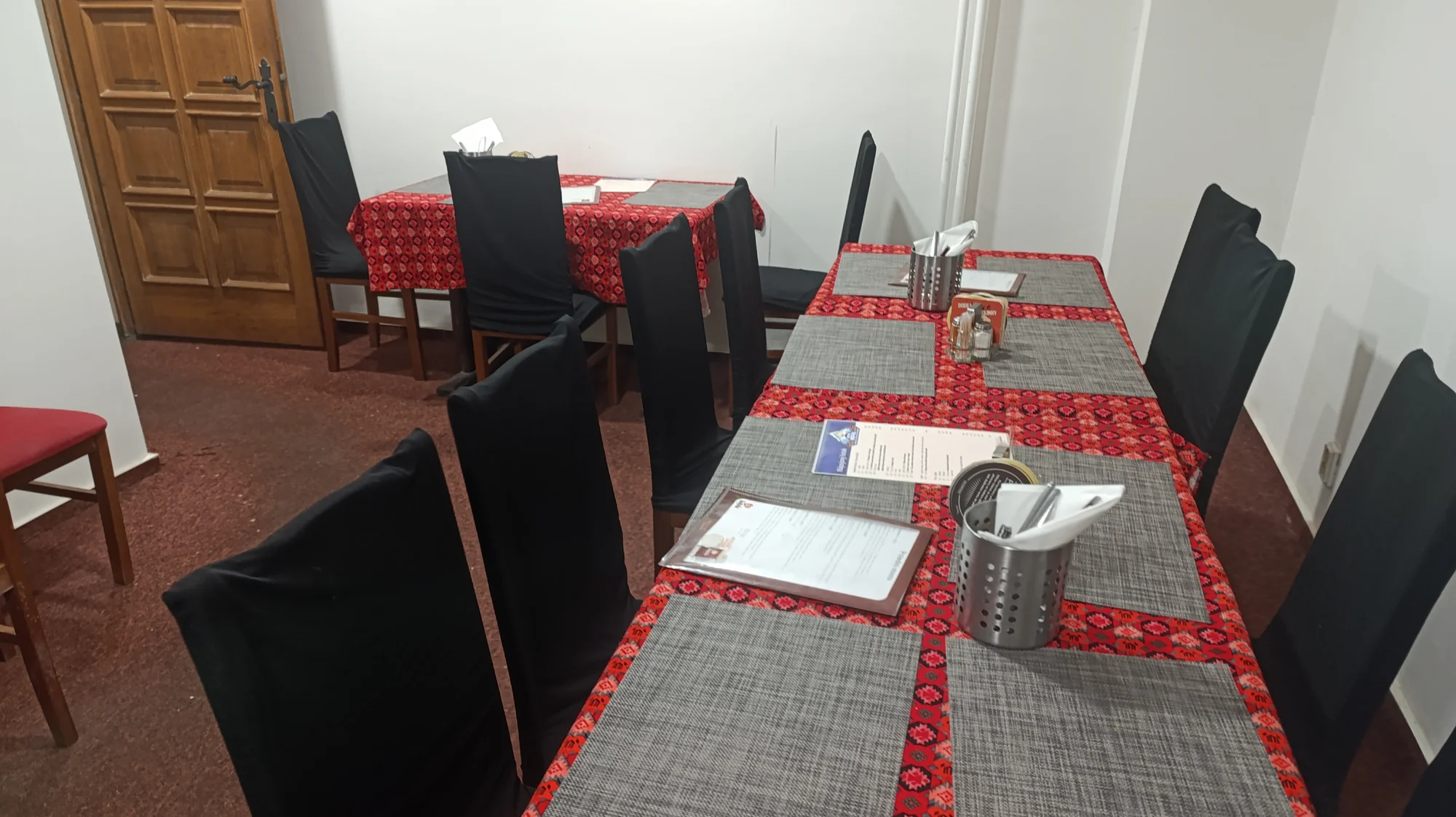 Menu z indických specialit pro dva: předkrm či polévka, kuřecí nebo vege hlavní chod a dezert