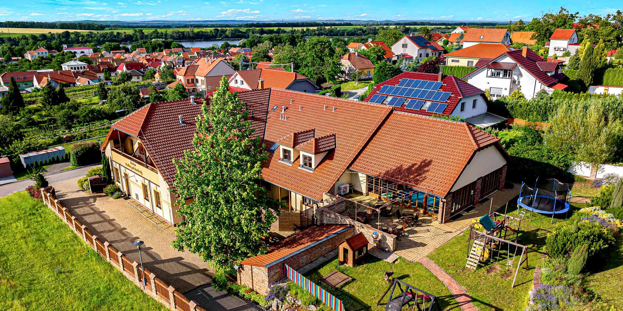 Relax uprostřed Lednicko-valtického areálu s polopenzí, neomezeným bazénem i degustací