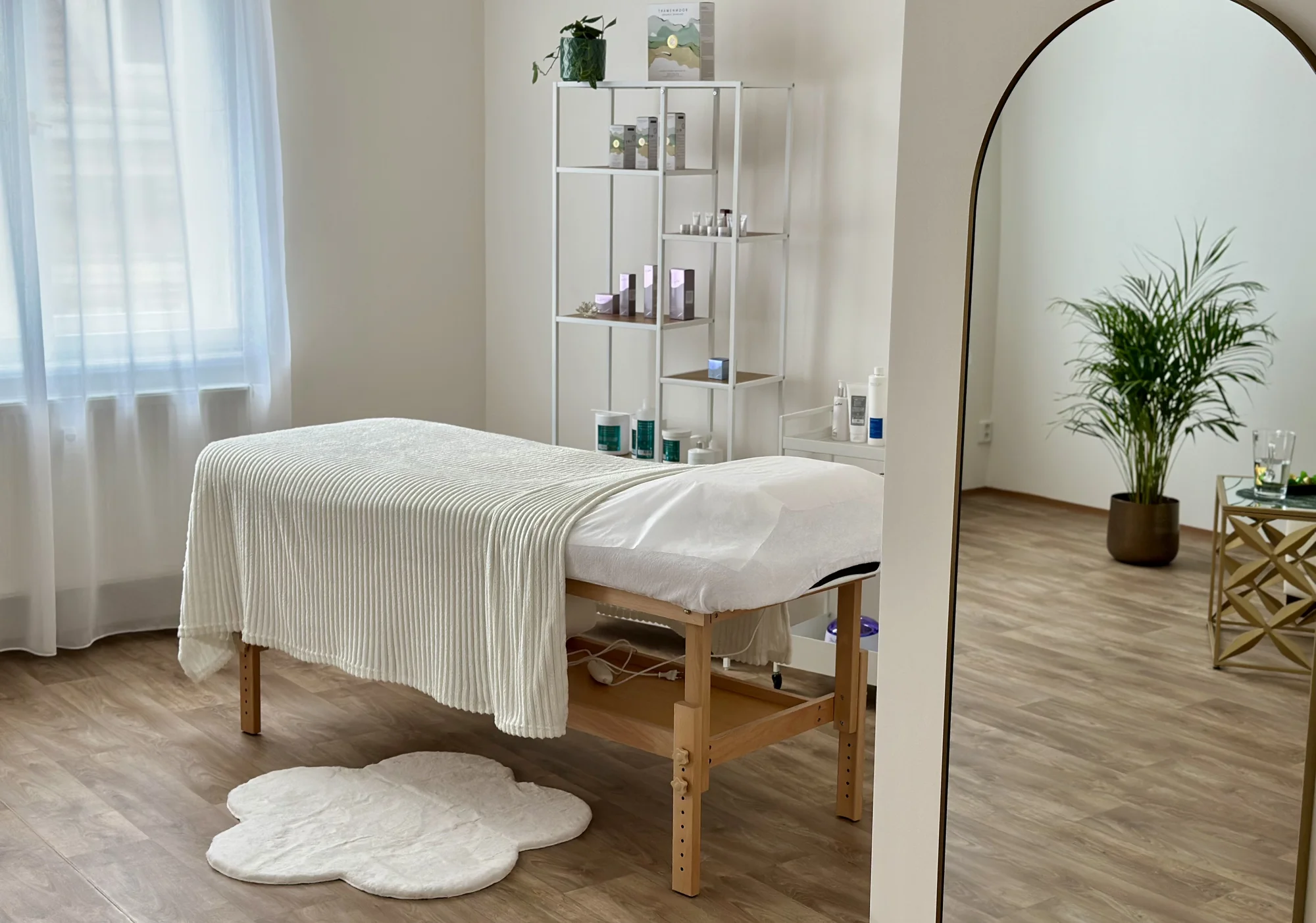 Relax od hlavy po paty: terapeutická masáž a liftingová masáž obličeje v salonu u Václavského nám.