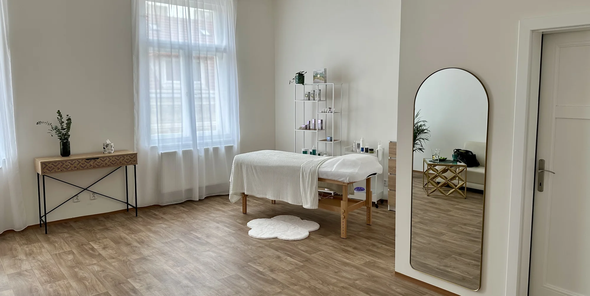 Relax od hlavy po paty: terapeutická masáž a liftingová masáž obličeje v salonu u Václavského nám.
