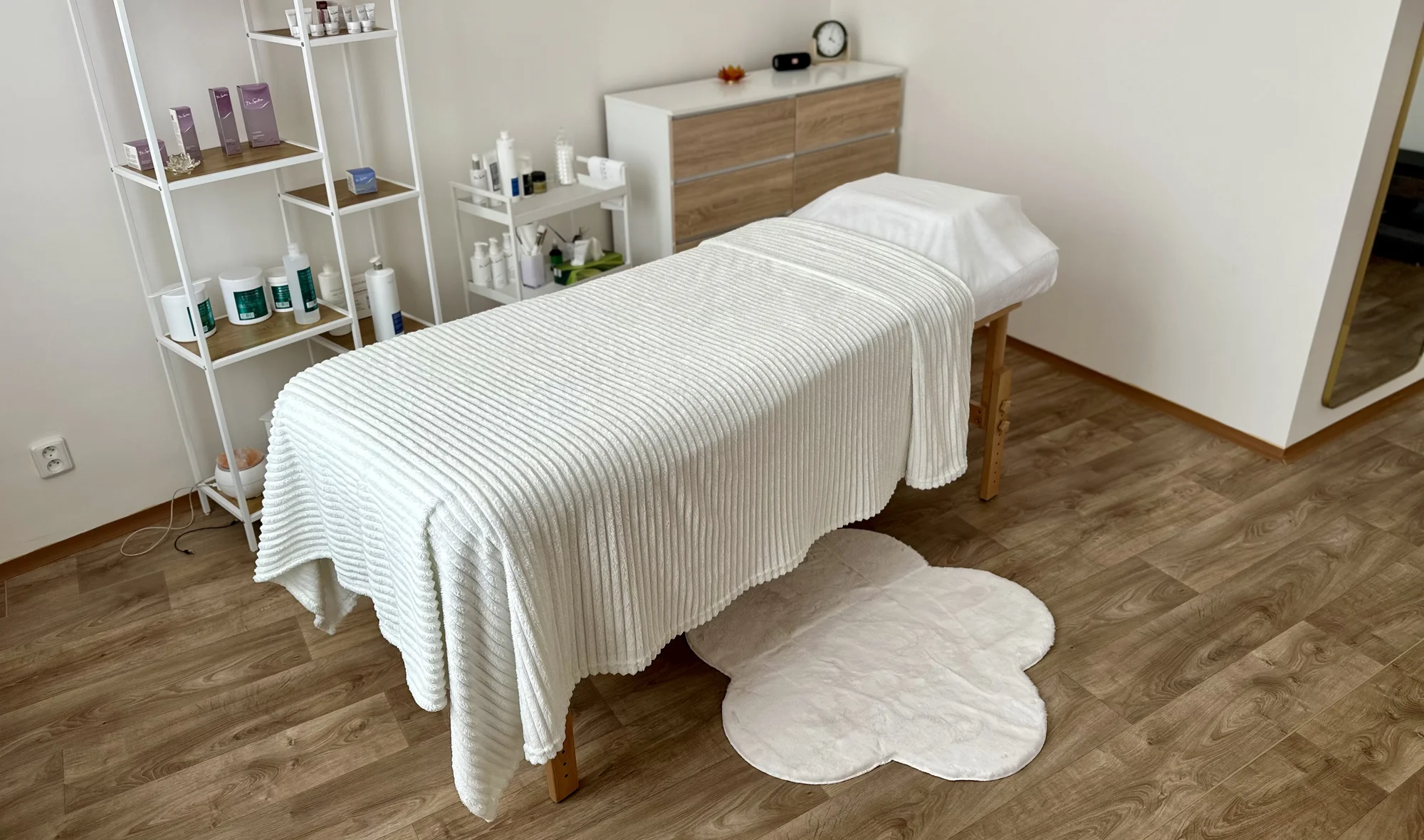 Relax od hlavy po paty: terapeutická masáž a liftingová masáž obličeje v salonu u Václavského nám.