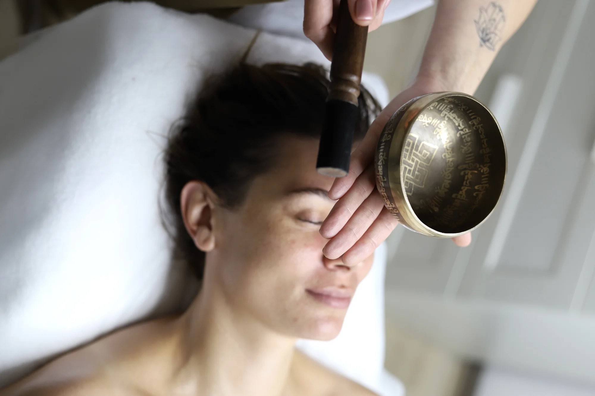 Relax od hlavy po paty: terapeutická masáž a liftingová masáž obličeje v salonu u Václavského nám.