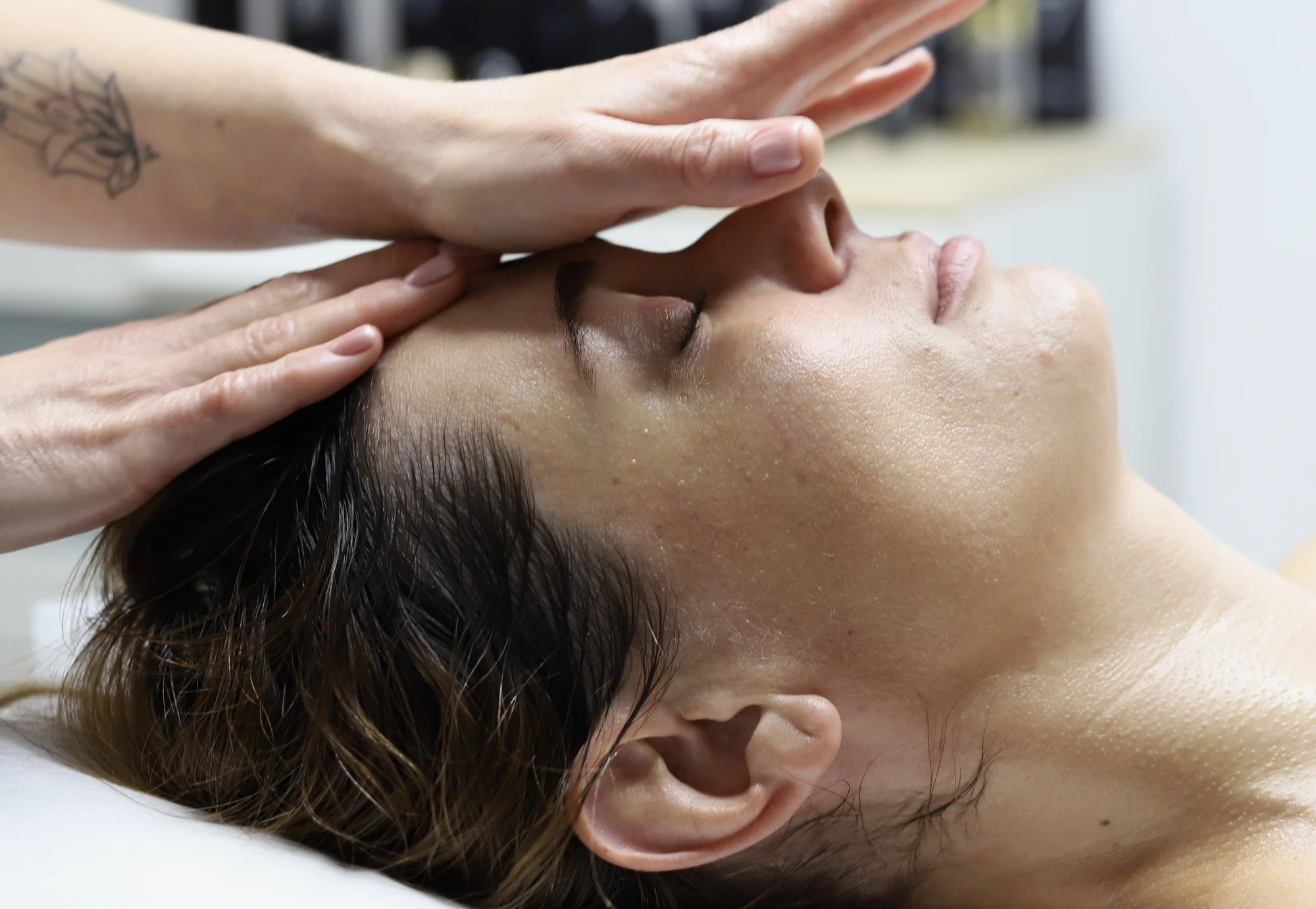 Relax od hlavy po paty: terapeutická masáž a liftingová masáž obličeje v salonu u Václavského nám.